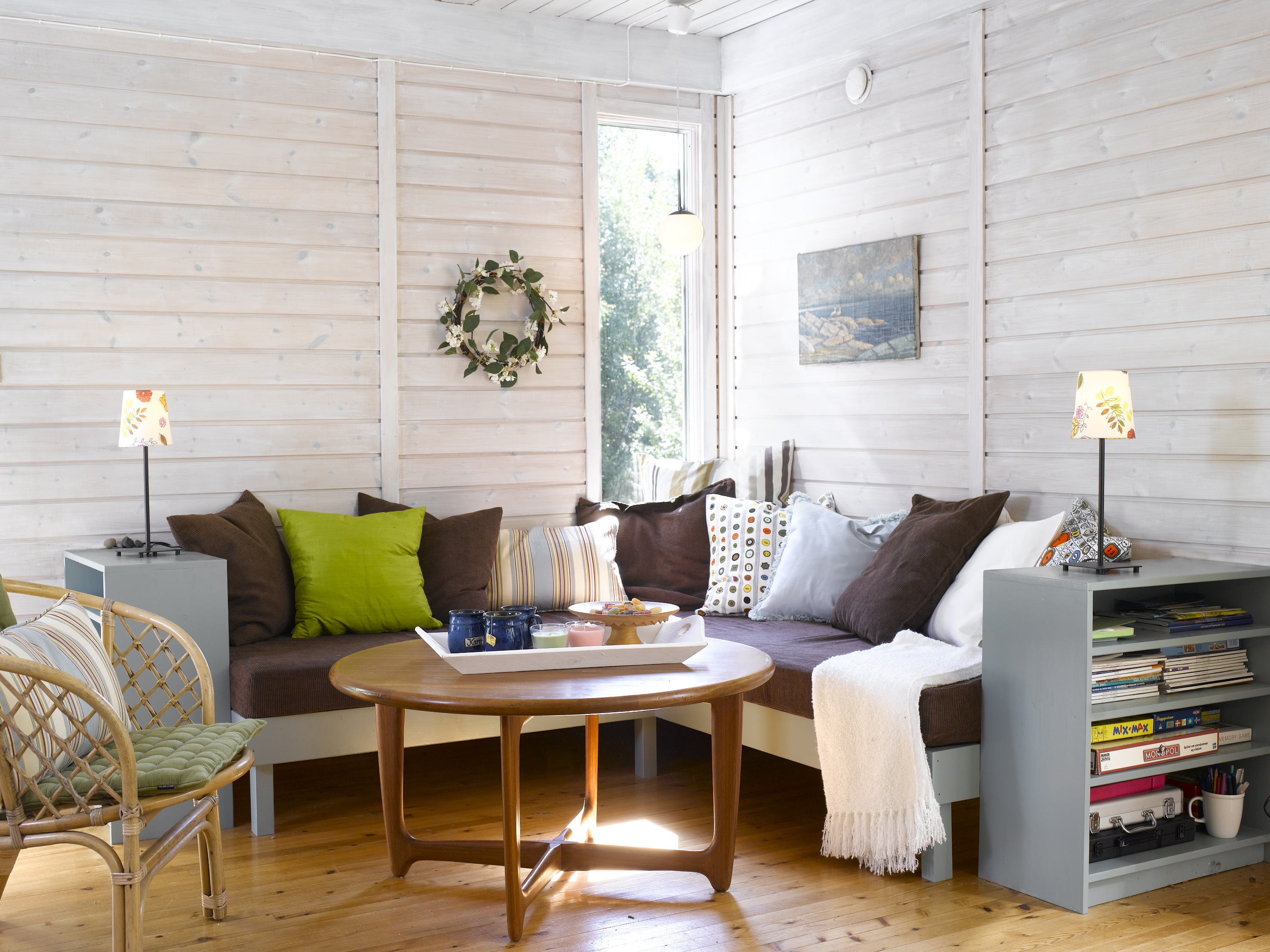 Sommerlig stue i skogkanten