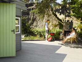 Dørene inni hytta er malt gressgrønne, en spennende kontrast til gråfargene og fint avstemt i forhold til naturen. 