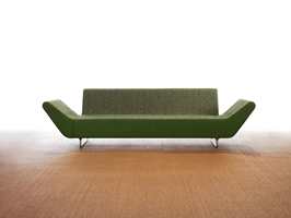 Designbyrået Propeller har tegnet sofaen L.I.S. for svenske Ihreborn. Vangene minner om blader, og formen er enkel med lange rette linjer, for den som tør. Dette er en sofa som tar og trenger plass! Foto: Produsenten