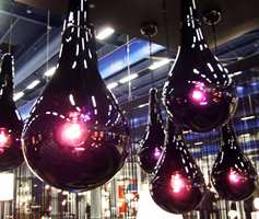 Klyngeformasjon av dråpeformede lamper i auberginefarget glass, fra Rydens. Foto: Chera Westman/ifi.no