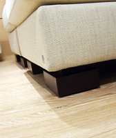 Wengefiner og firkantet form er trendy i dette sofabeinet fra Stordal. Sofaen er trukket i et mykt ullstoff fra Innvik Sellgren. Foto: Chera Westman
