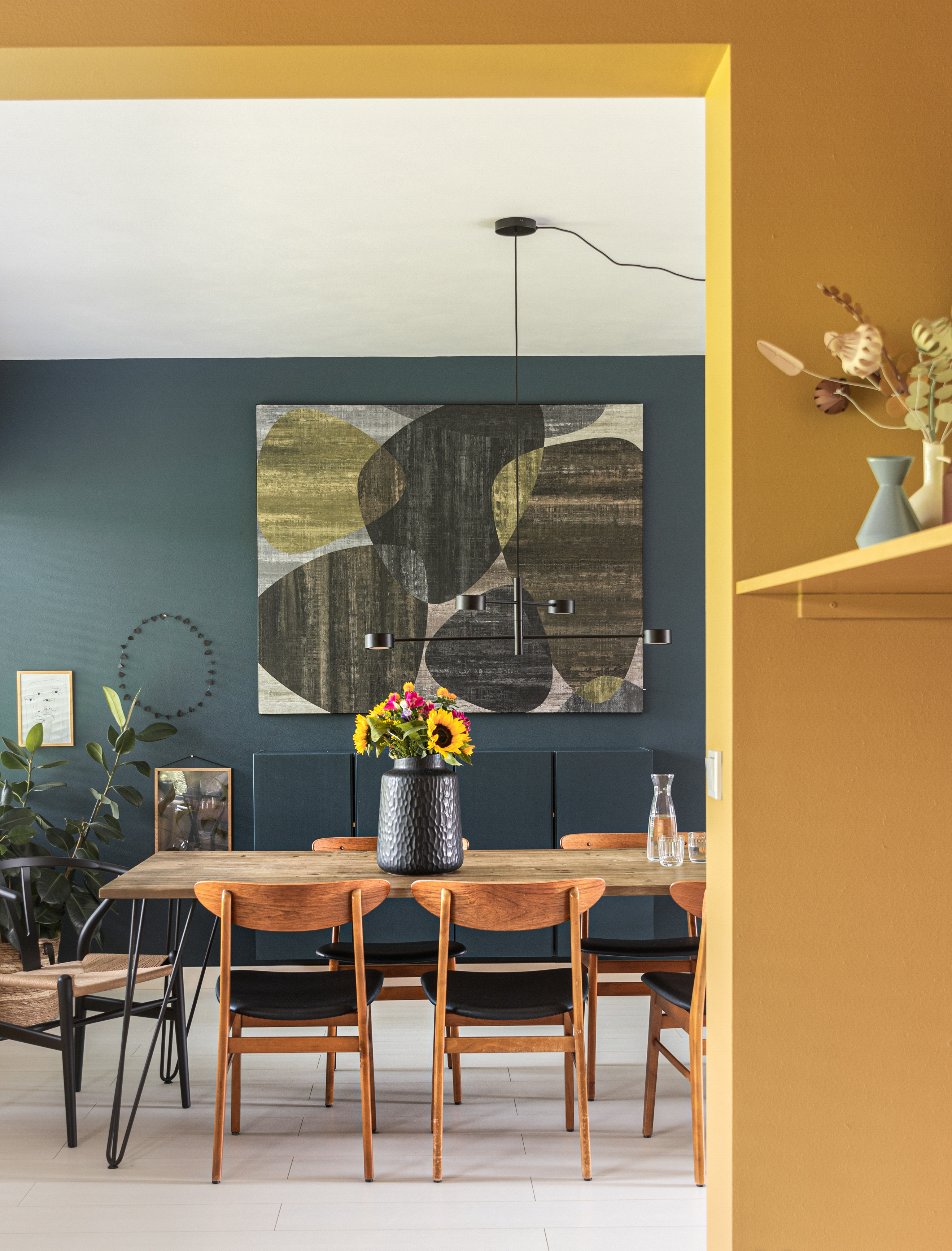 spisestue gult trestoler mørk vegg bilde