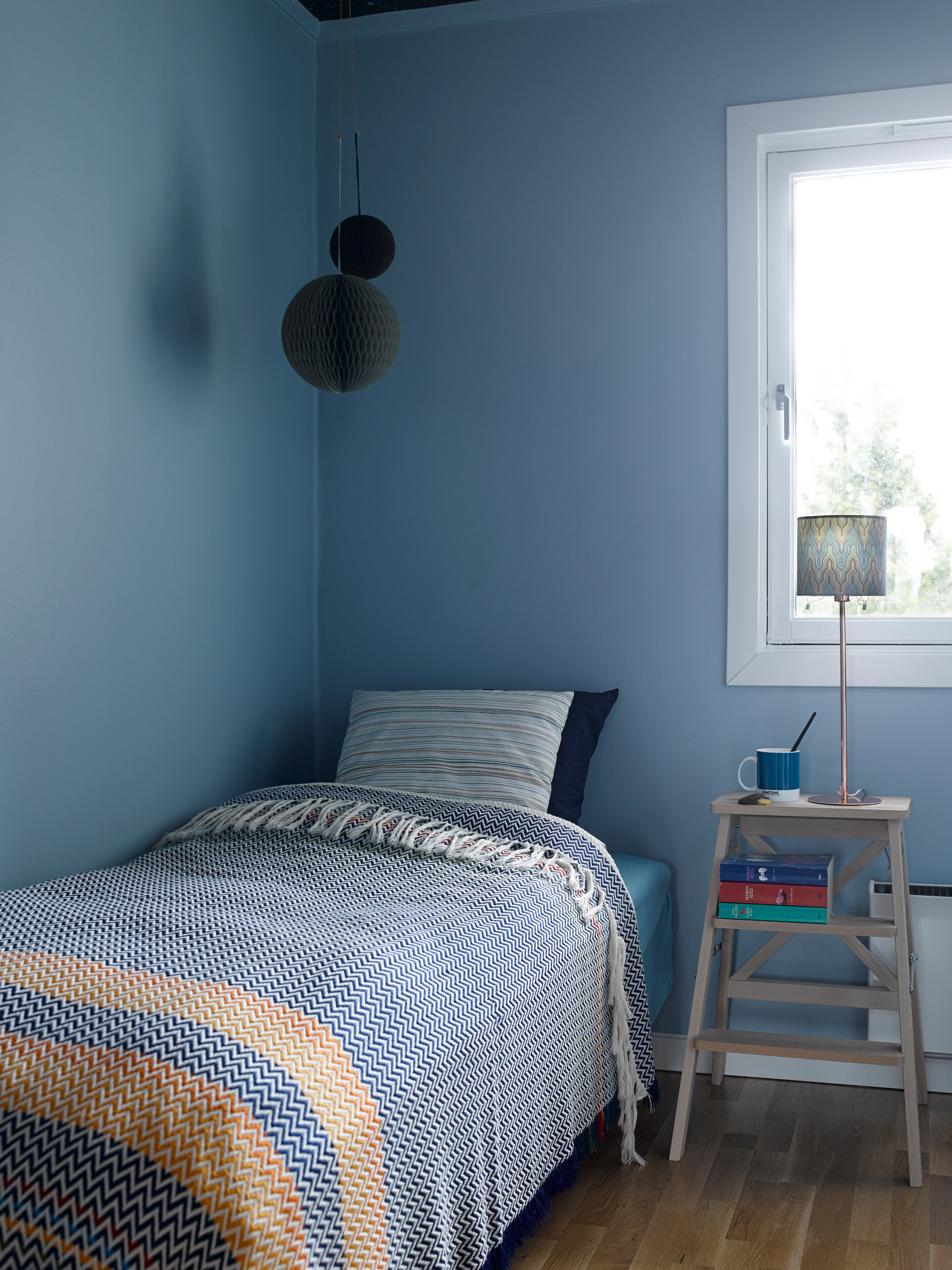 Den støvete, blågrønne veggfargen (2215-R99B) gir rommet ro.