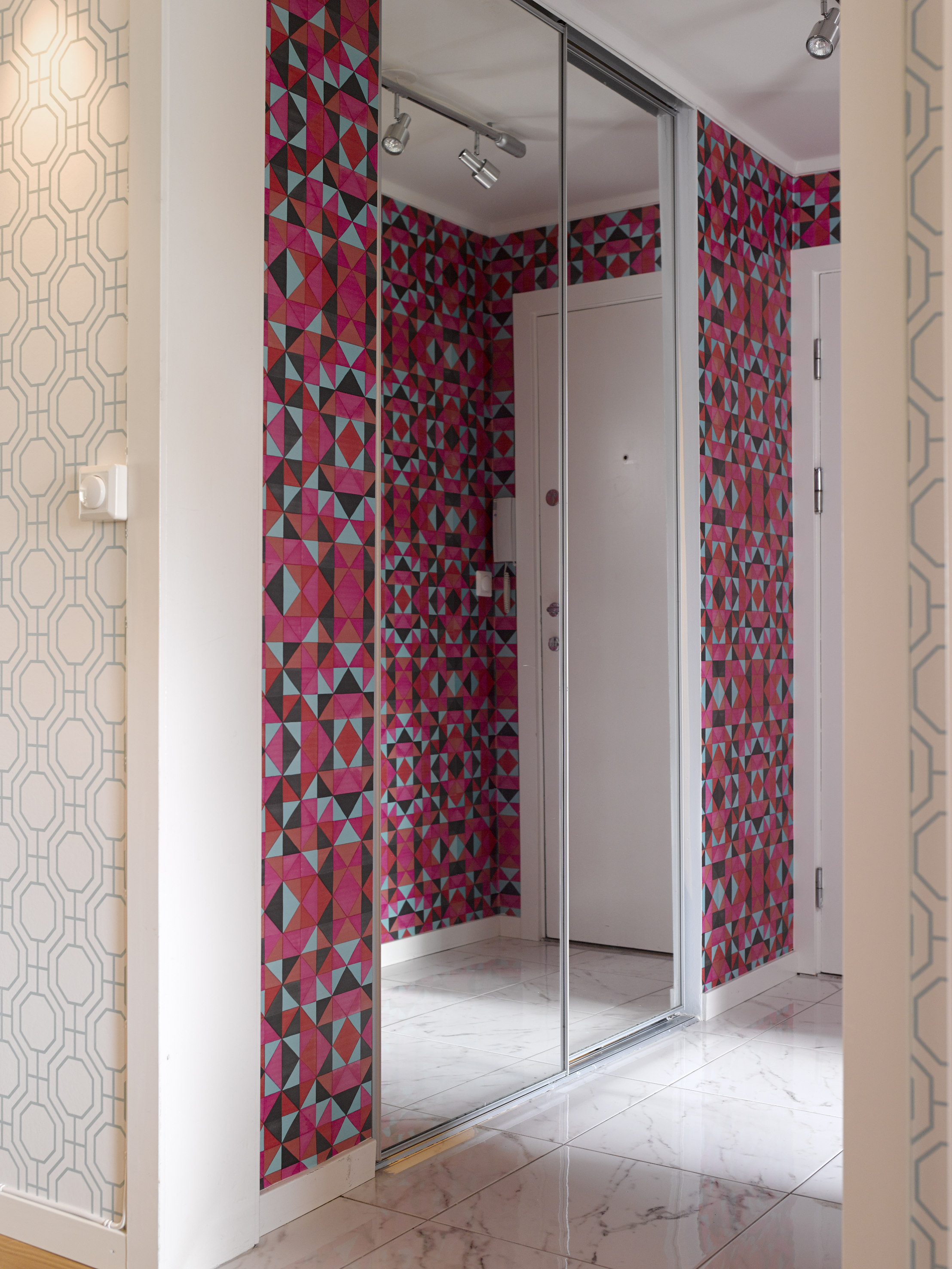 Et lite gjennomgangsrom, som denne entréen, tåler mye av mønster og farger. 