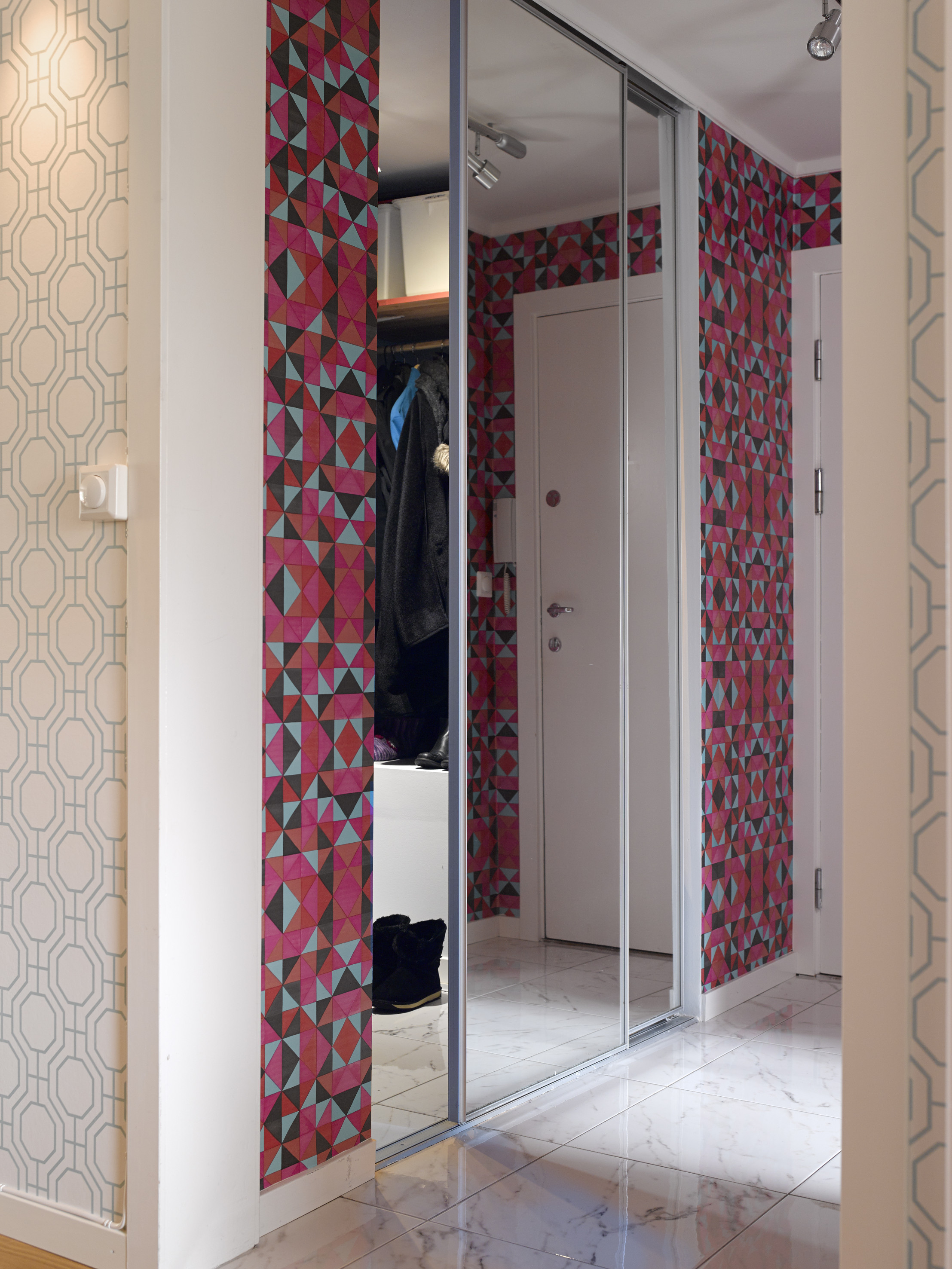 Bak skyvedørene skjuler det seg en romslig garderobe. 