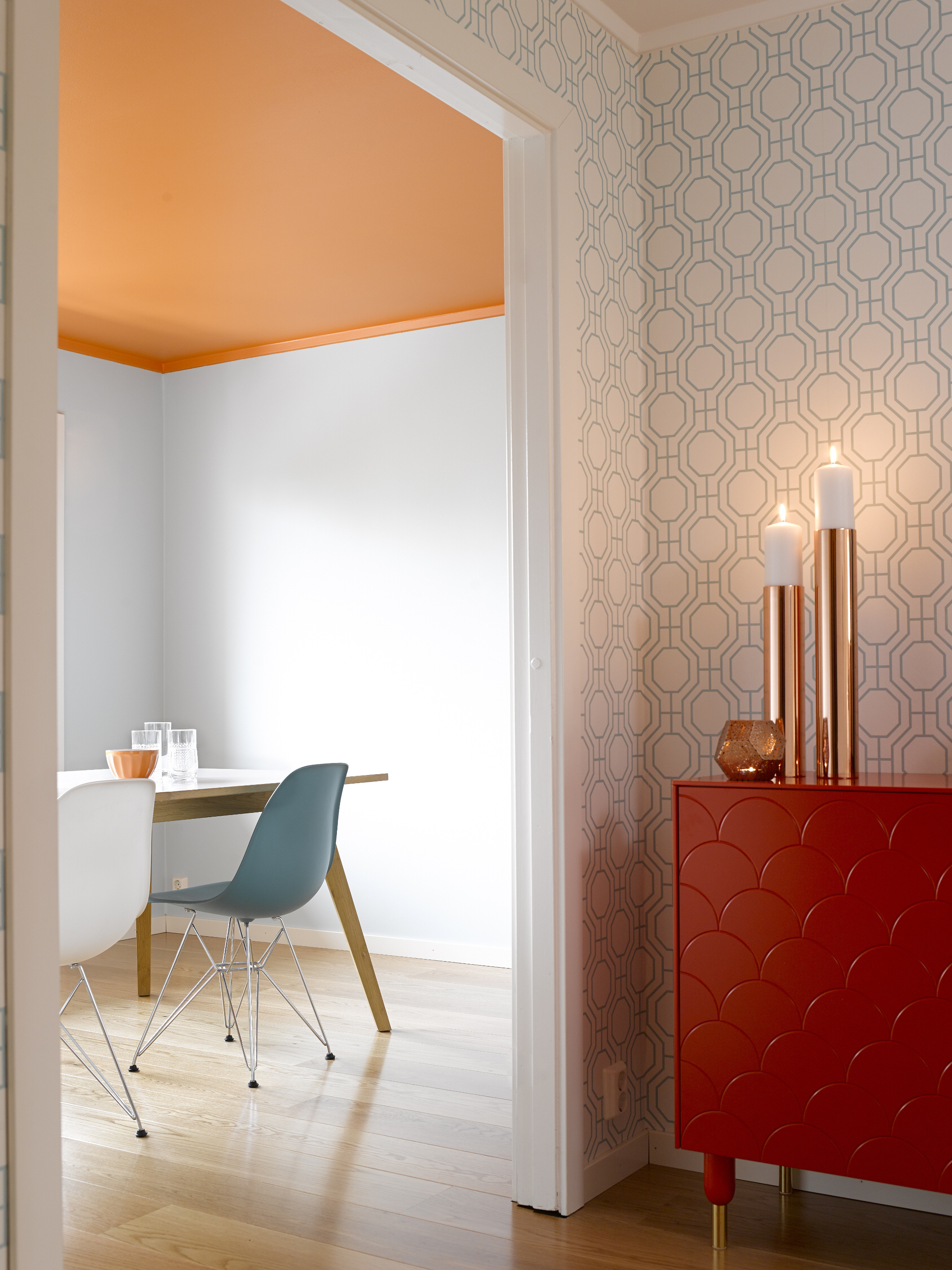 FARGEMØTE Både kjøkken og stue sees fra entréen, og gode farger skaper et spennende førsteinntrykk. 