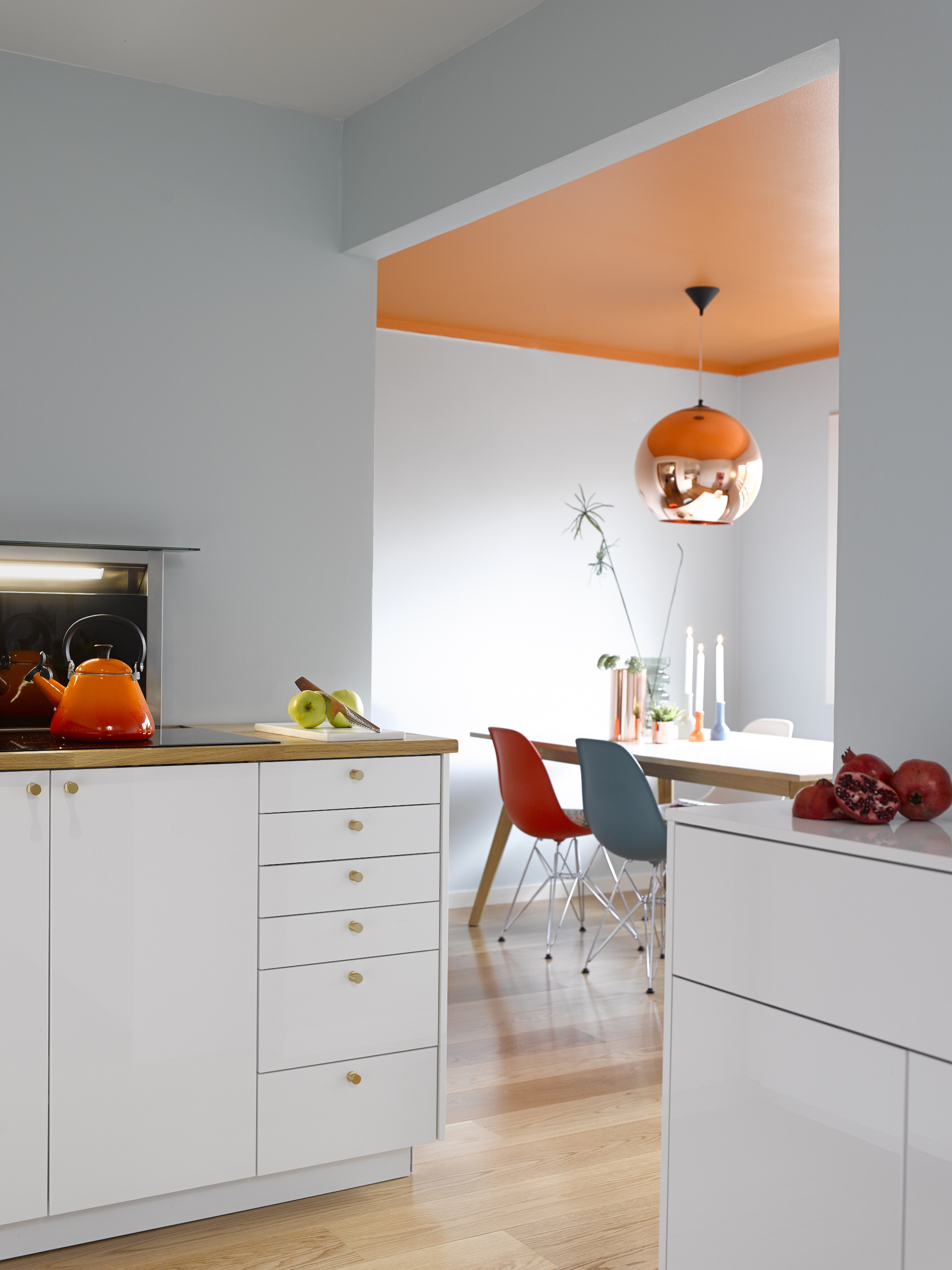 – Det oransje taket i spisedelen ønsket jeg meg som et energitilskudd til tidlige morgener, mens frokosten inntas og jeg oppdateres på nyhetene.