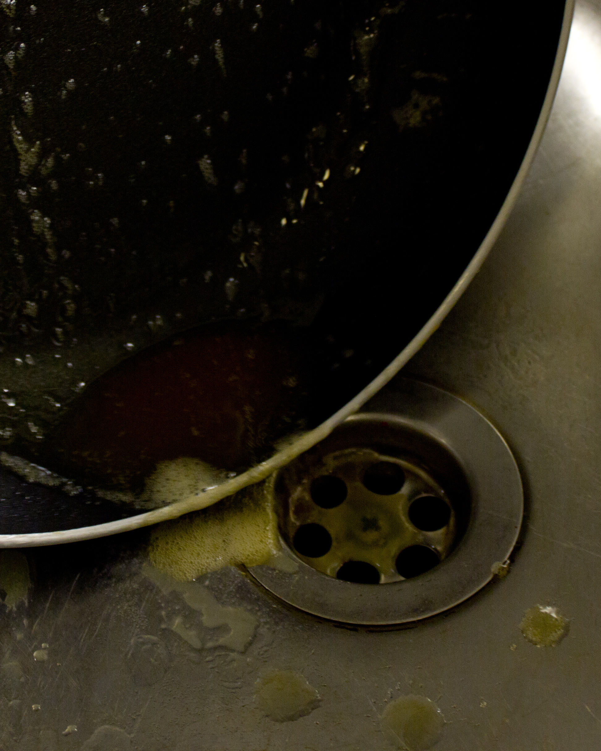 FETTKRISE: Mye fett i vasken kan f&oslash;re til tette avl&oslash;p i julen. (Foto: Mari Rosenberg/ifi.no)