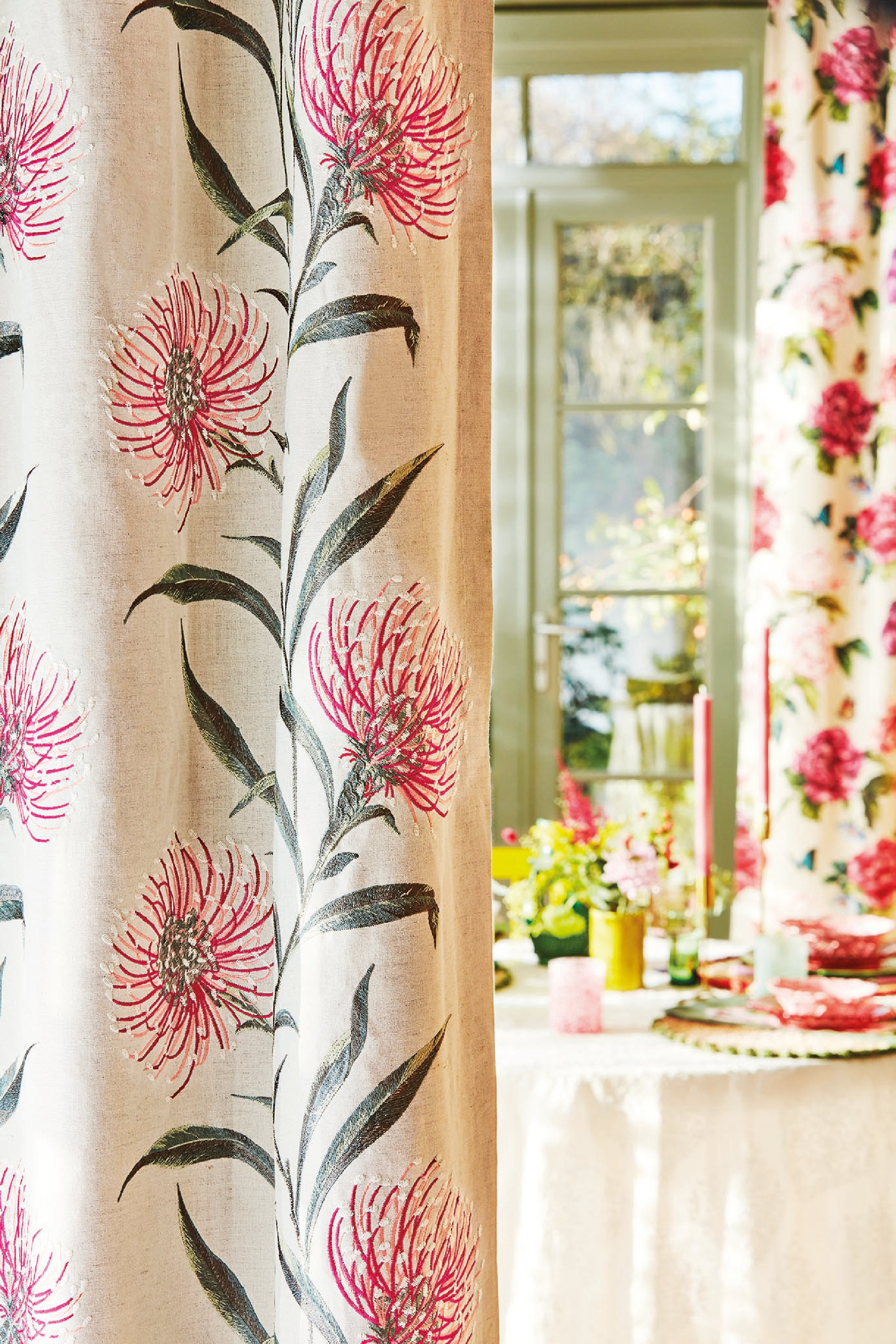 blomster på tapet og sofa 