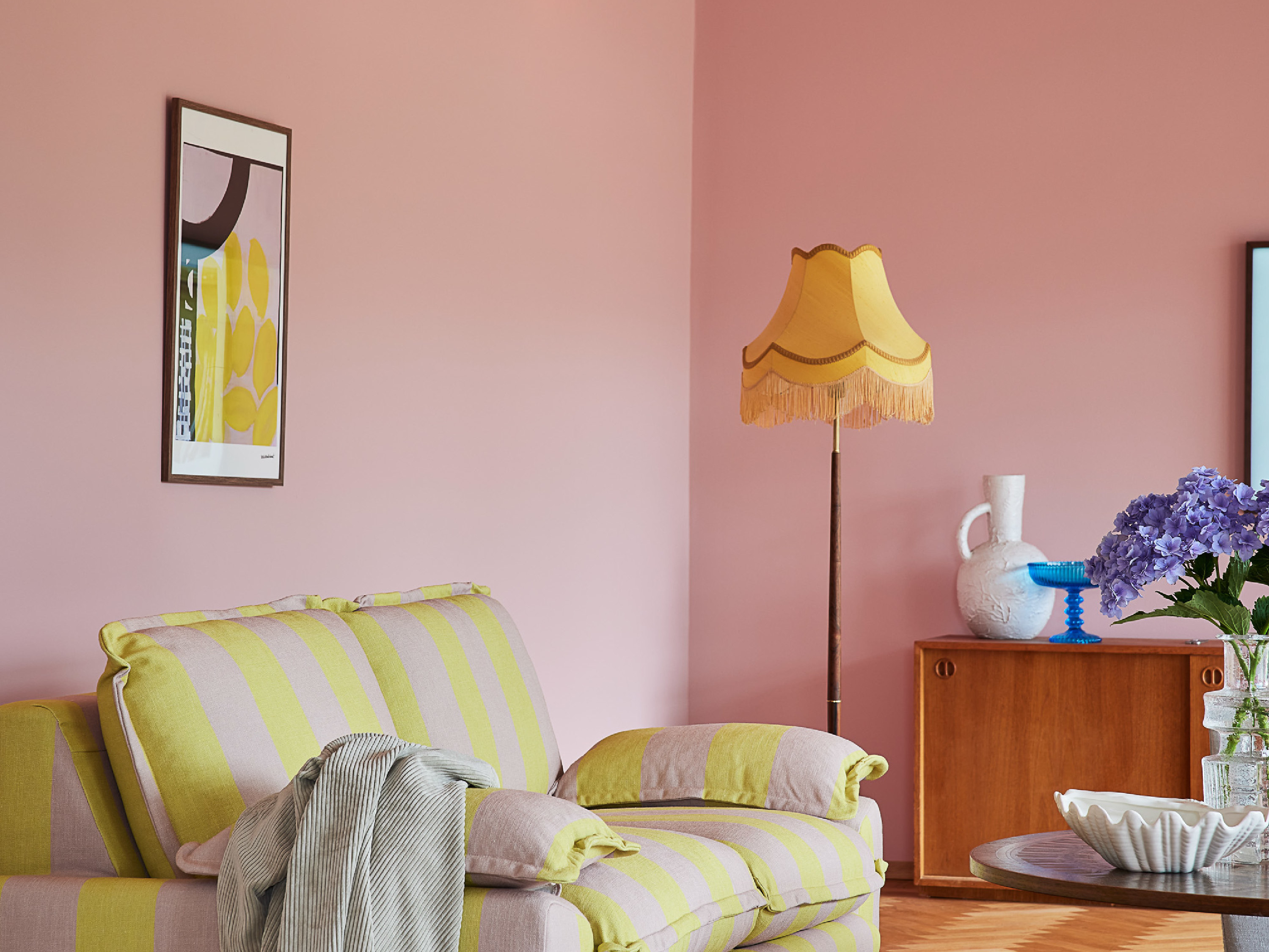 rosa vegger gulstripete sofa gul retrolampe 