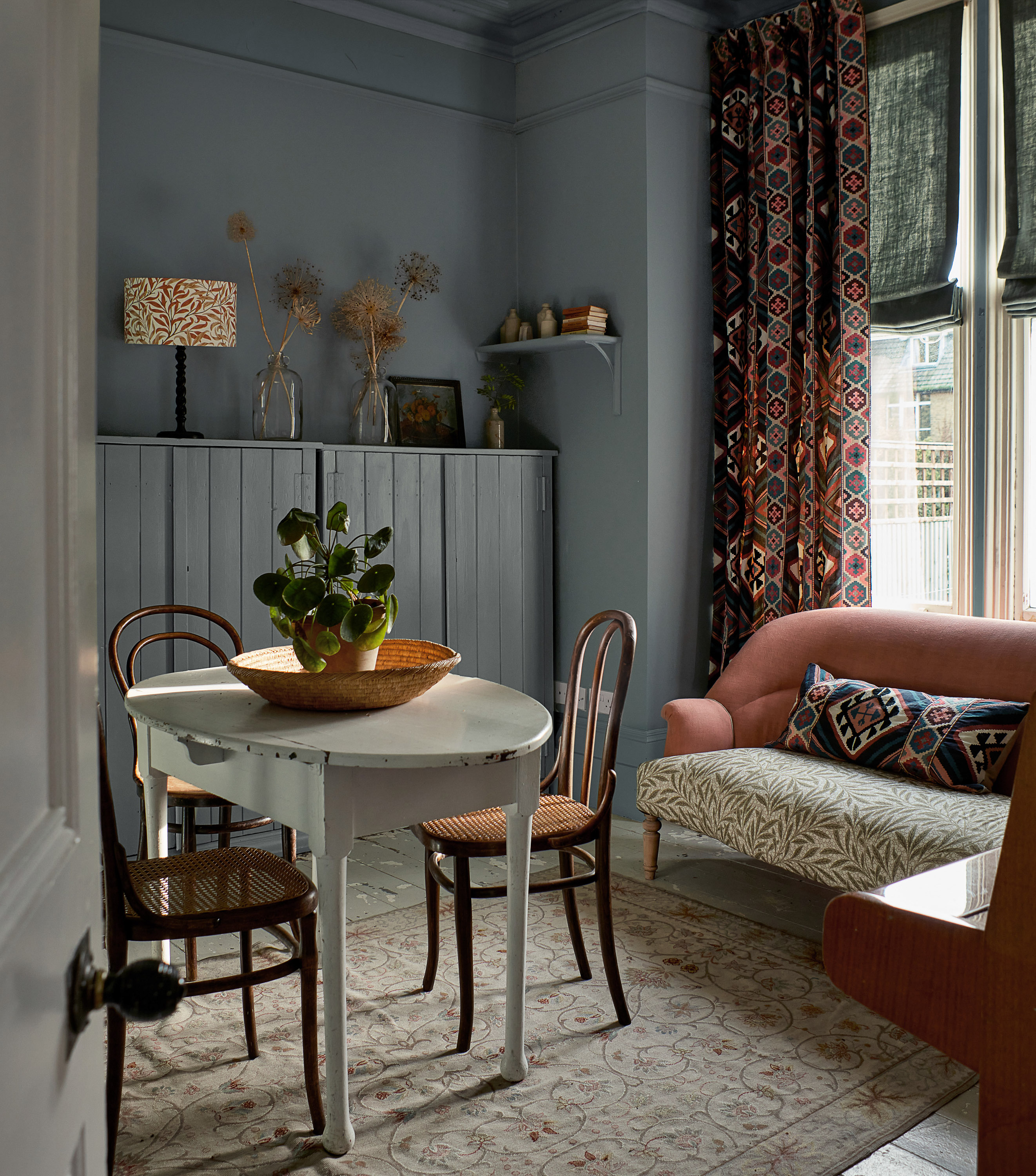 stue mørke vegger tekstiler 