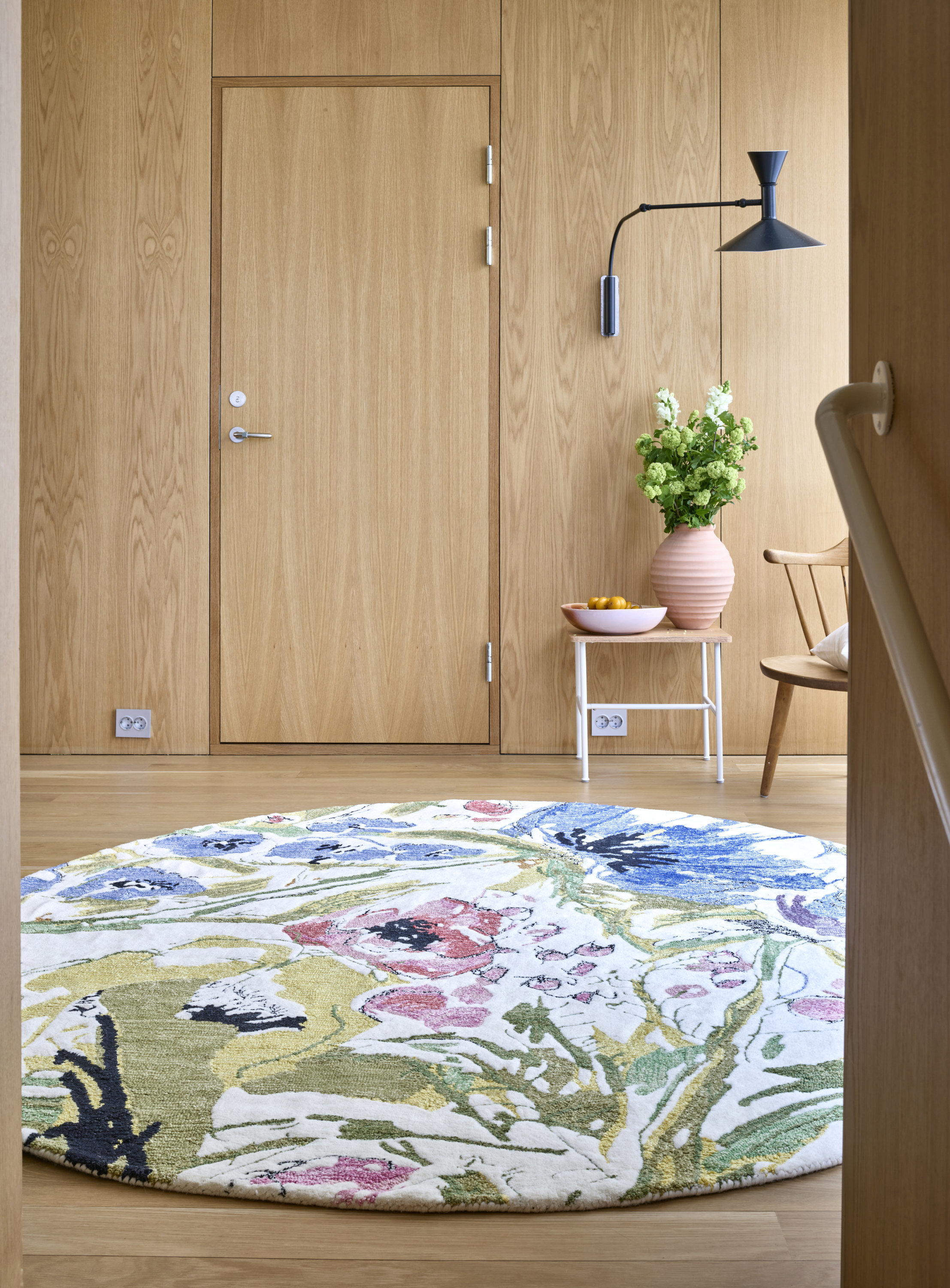 rundt teppe med blomster 