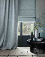 FLERE LAG: Med lange gardiner unngår du lysgliper. Du kan også doble effekten ved å la gardinene henge lag på lag, for eksempel en liftgardin i tillegg til dekorative gardiner. 