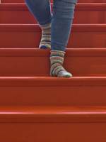 TO I ETT: Det kanskje viktigste argumentet for å bruke teppe i trappa er god sklisikring. Men på kjøpet får du også et bedre lydmiljø og en mer stille trapp.