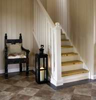 <b>FORDELER:</b> Det er flere fordeler med teppe i trappa. Det blir lunere, varmere og mykere å gå på, i tillegg til at trappa blir mer sklisikker og lyden mer dempet.