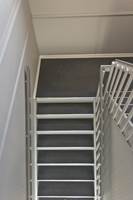 <b>KVALITET:</b> Tepper i trapp slites ekstremt mye på en konsentrert flate. Derfor bør man alltid velge en teppekvalitet som er beregnet for bruk i trapper. Slike tepper er ofte merket med et eget trappesymbol. 