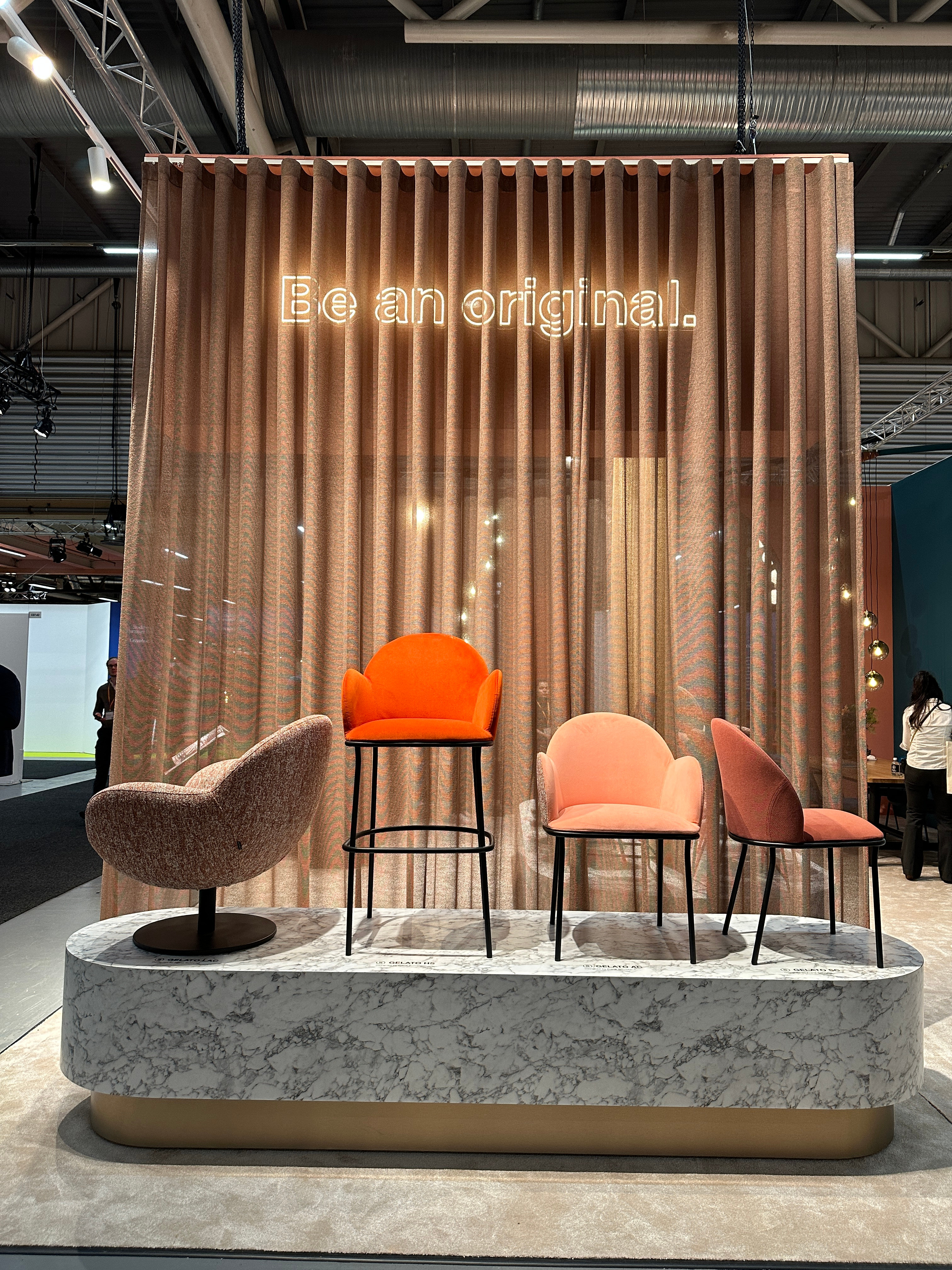 lysskilt tekst tre stoler gardin