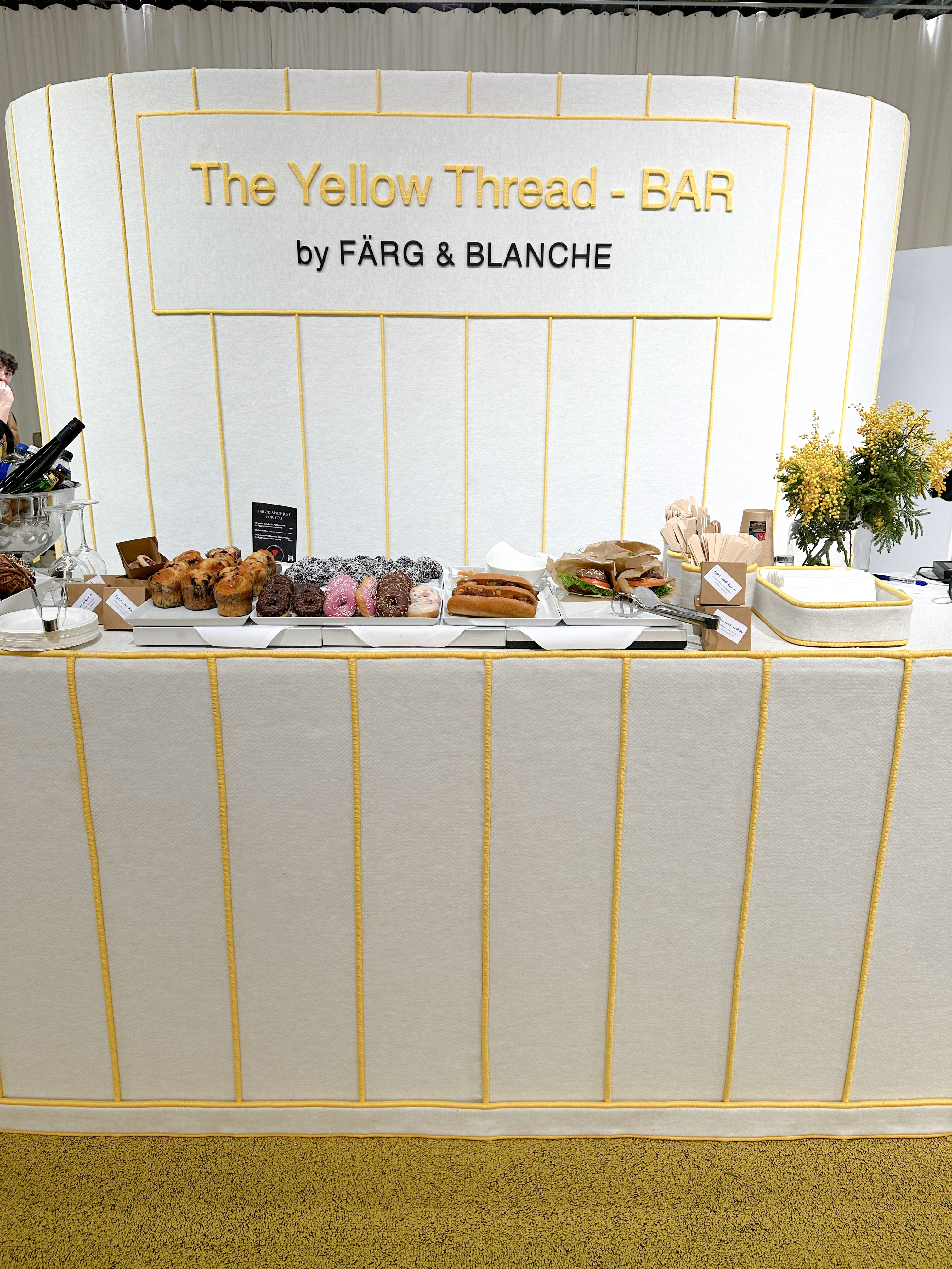 gul bar hvit striper