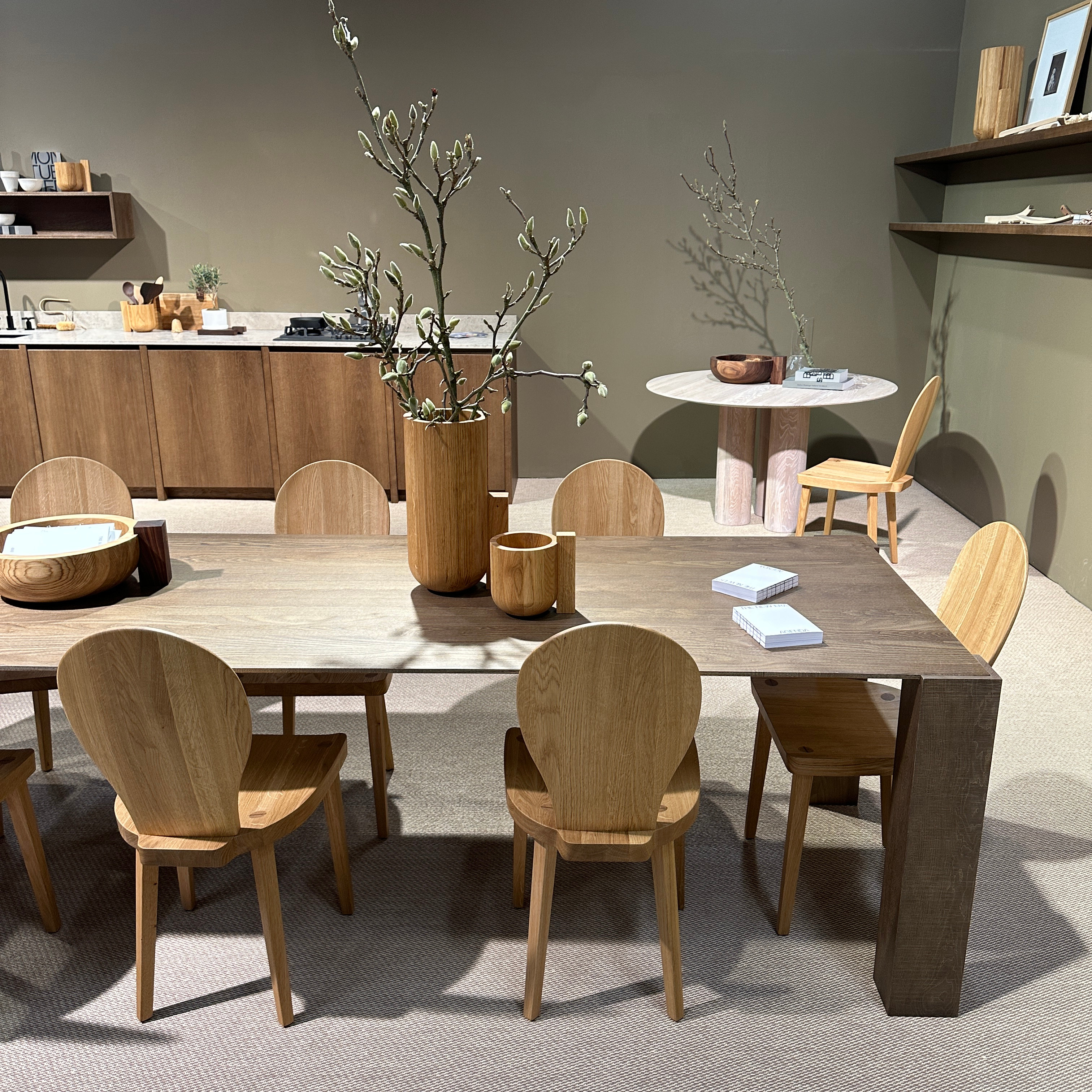 tre bord stoler kjøkkenbenk