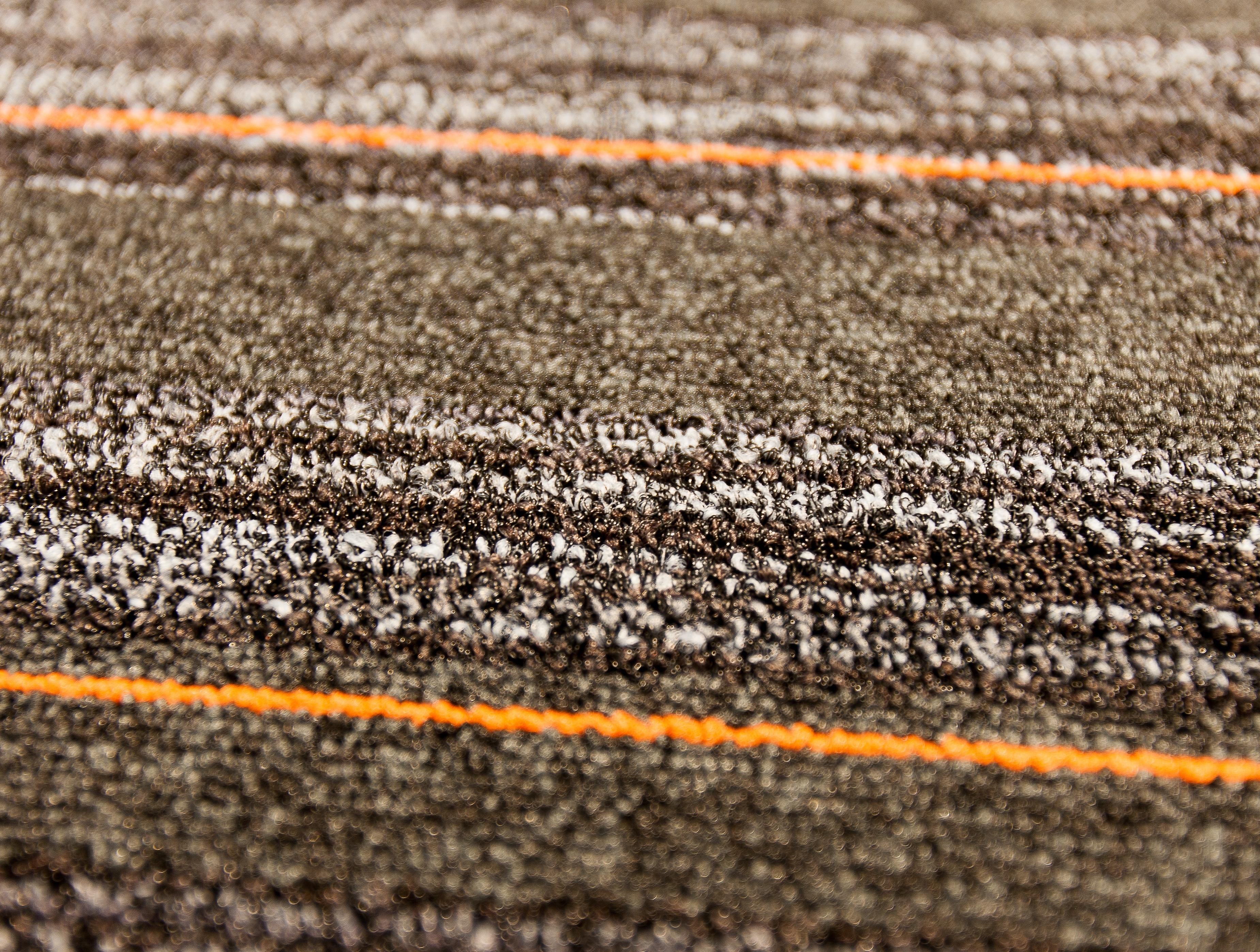 Pure Air 100 er vevet av regenerert garn også den bitumene baksiden er til en viss grad mulig å regenerere, dette er teppefliser for en bærekraftig utvikling.