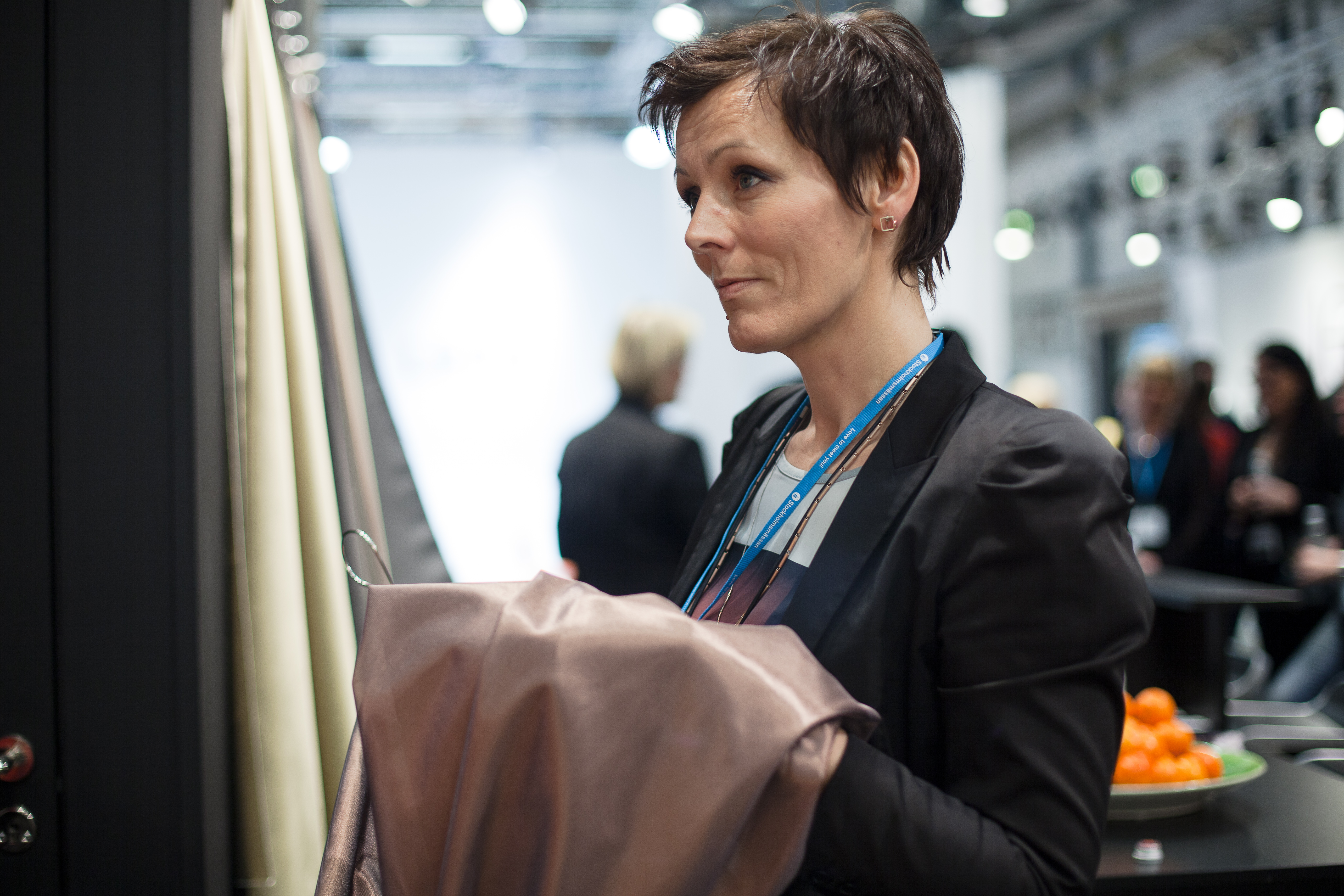 Janne Muri fra den norske importøren Intag studerer her Création Baumanns nye kolleksjon av metallbelagte temperaturregulerende gardiner.