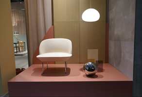 NORSK DESIGN: Elegante Oslo Lounge Chair, tegnet av Anderssen og Voll, tidstypisk sammen med taktile overflatematerialer i varme jordfarger.