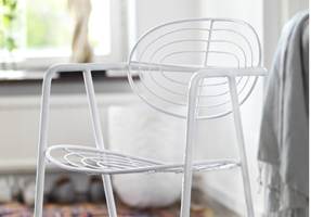 Med lakkmaling kan du få stolen og veggen i samme farge, og bruke den samme malingen. Lakkmalingen gir en hard og slitesterk overflate og fungerer like godt på metall som på treflater. 