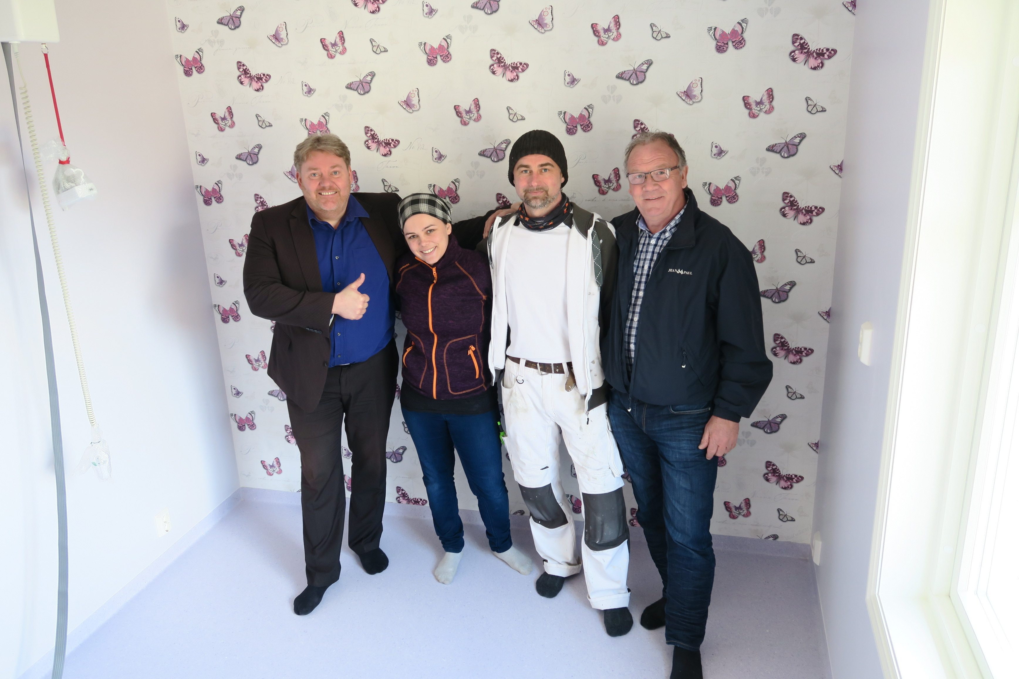 – Vi er stolte av resultatet. Dette er blitt et referansehus, sier Håkon Kristiansen hos Ehrenborg. Han er på befaring sammen med huseier Linda Flata, maler Ture Grønvold og salgssjef Inge Hansen.