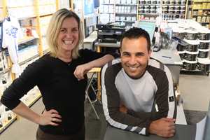 <b>STORE SMIL:</b> Når kundene kommer til Flügger på Høvik blir de møtt av glade ansatte. – Vi er alltid i godt humør, sier Marlyn Solvang og butikksjef Lahcen Jaabouk.