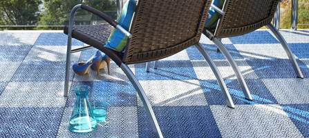 Det finnes smarte problemløsere til gamle, flisete terrassebord. Et vedlikeholdsfritt plastgulv i friske farger kan gjøre utegulvet mer behagelig for både øyet og bare barneføtter i løpet av 1-2-3!