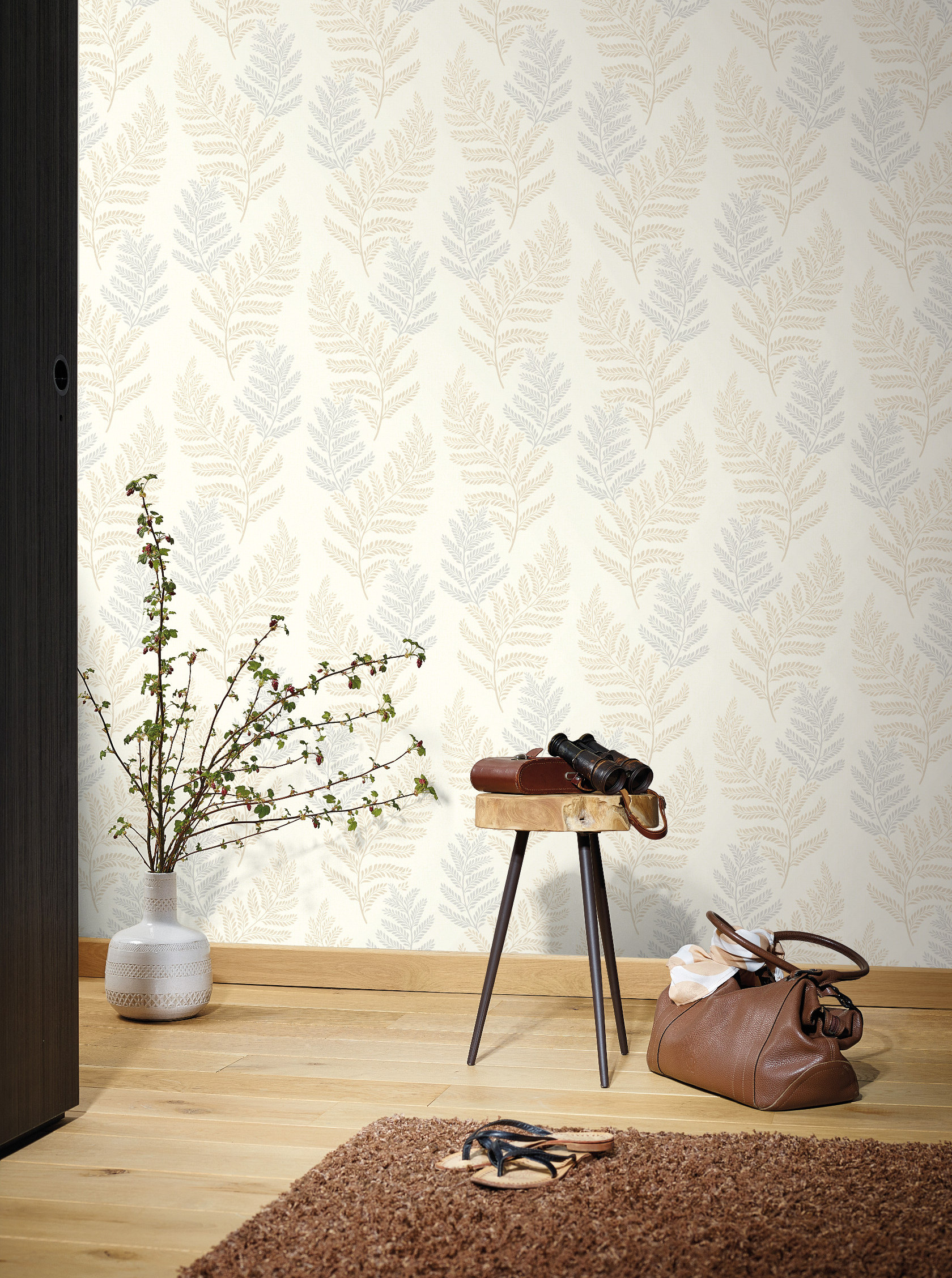 Skal du sette opp et lyst tapet, kan det være lurt med en ensfarget lys vegg, særlig hvis tapetet er gjennomskinnelig.