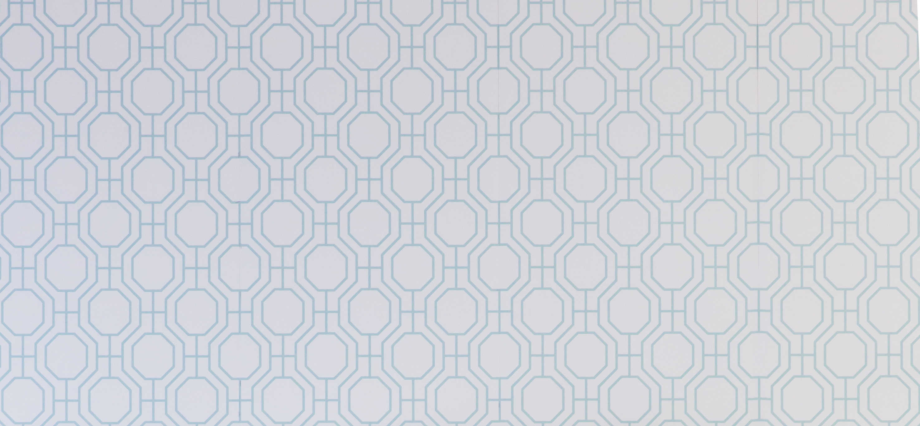 Et åpent, geometrisk mønster i tapetet Norsk Trellis. 