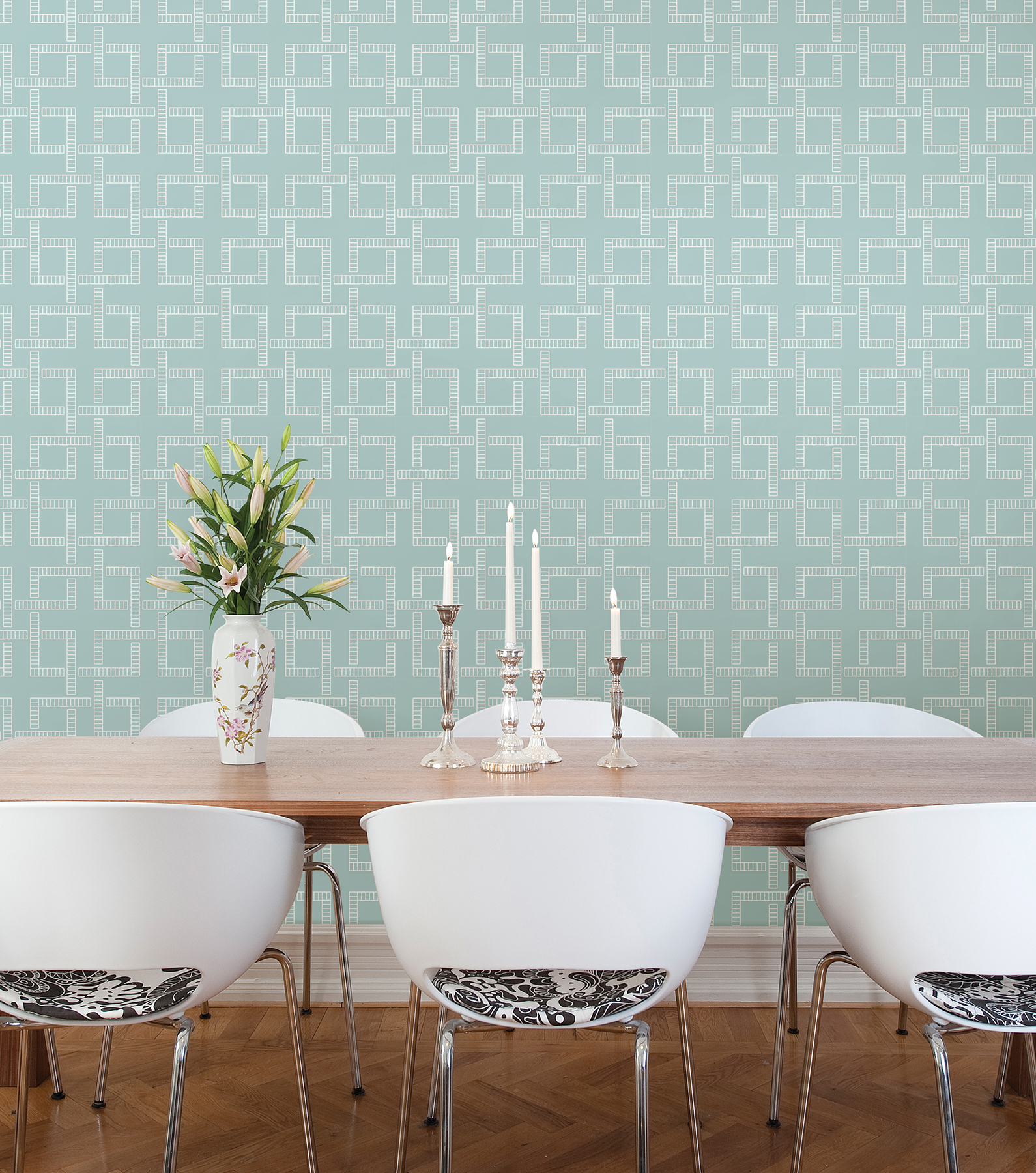 Mønstrene går gjerne i enten geometrisk eller en organisk retning, og kan gjerne trekkes over fire vegger. Her er en geometrisk nyhet fra Storeys kolleksjon Symetri.