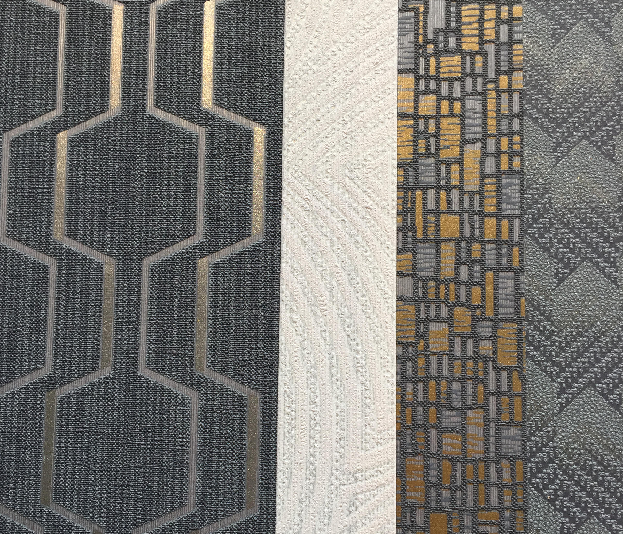 Hvordan tapetene plasseres sammen i tapetbøkene kan også gi gode idéer til fine kombinasjoner. Her en side som viser ulike tapeter i kolleksjonen Prism fra Storeys.