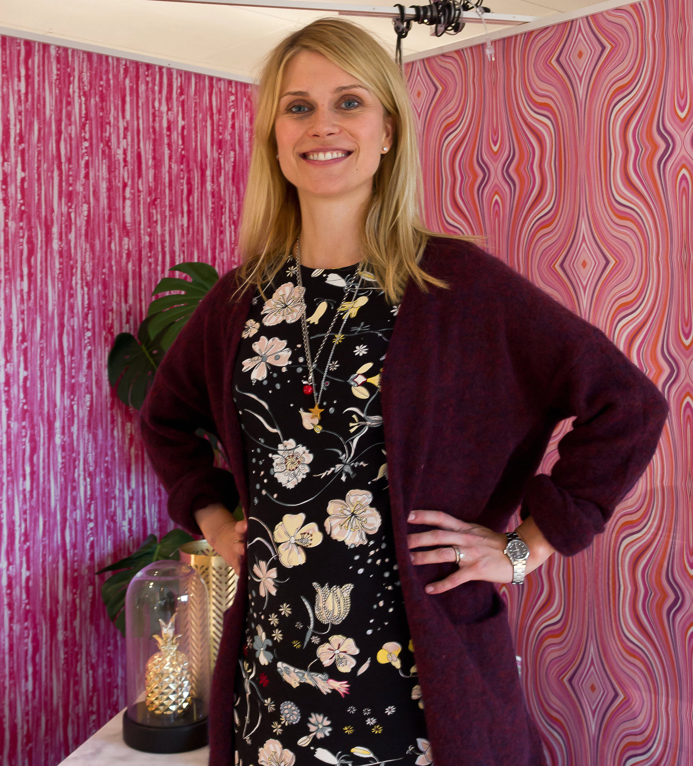 Konseptsjef Torhild Rustenberg har en klar oppfordring: våg å velge farger! I bakgrunnen ser vi heftige design fra Urban Funky. 