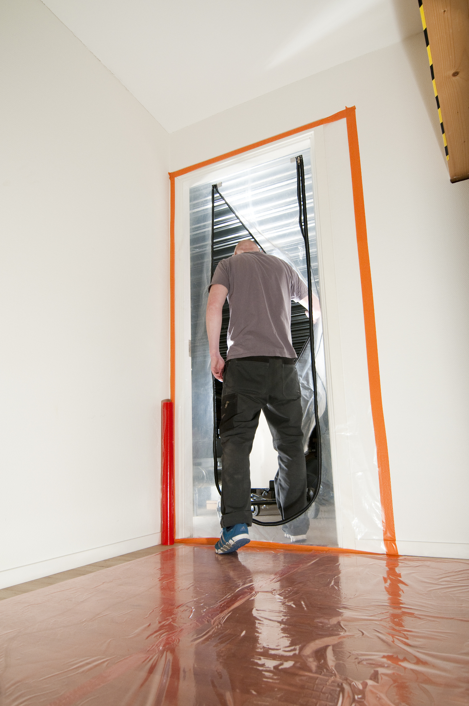 Steng pussestøvet ute med en støvbeskytter.