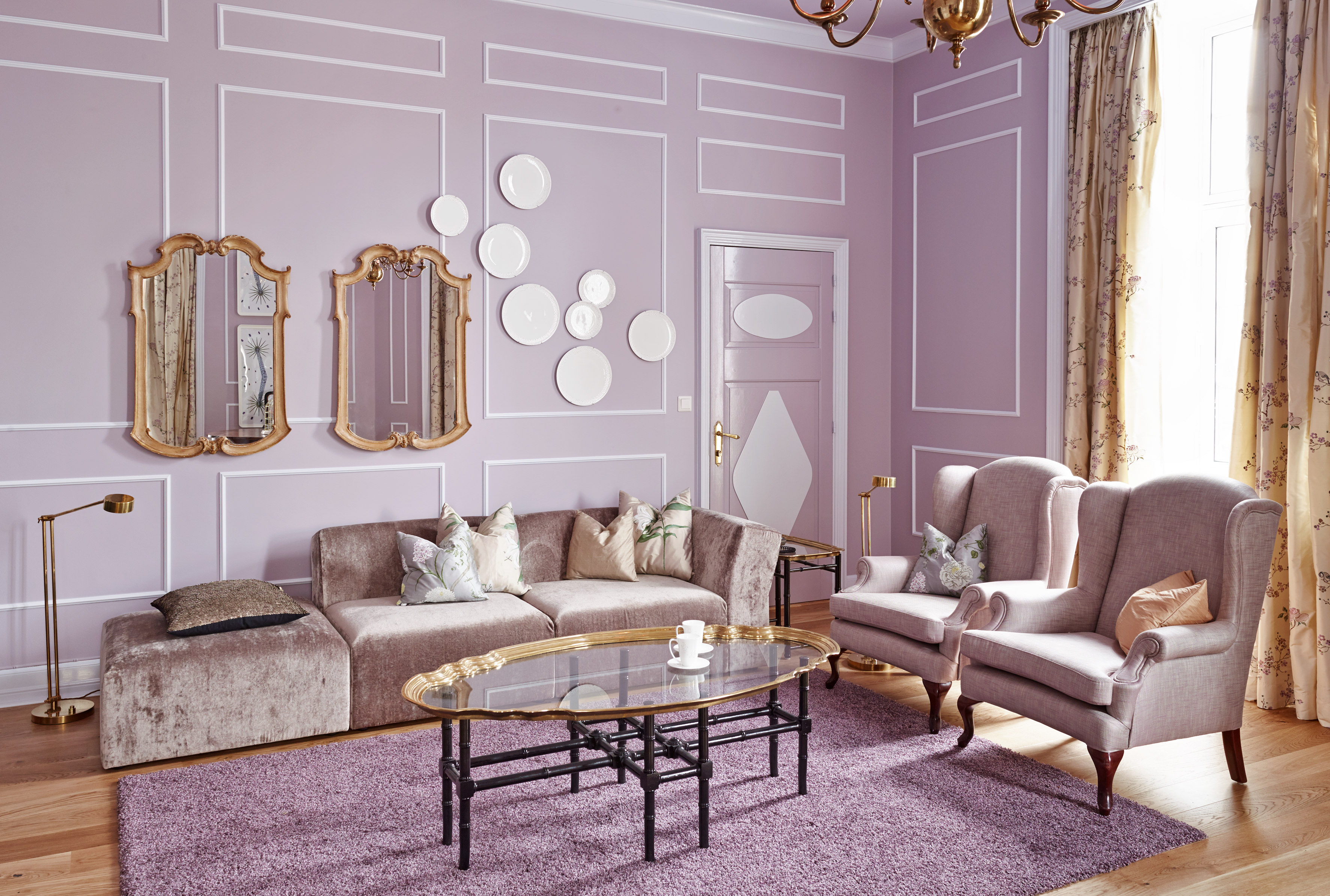 DISKUSJON: Gjestene på lanseringsfesten ble tatt i mot i en stue med lavendelfargede vegger og tak. En perfekt ramme for fargedebatt. (Foto: Fargerike)