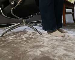 <b>MYK LUKSUS:</b> Et mykt teppe fjerner romklang, gir velbehag mot føttene og gjør rommet lunere og varmere.