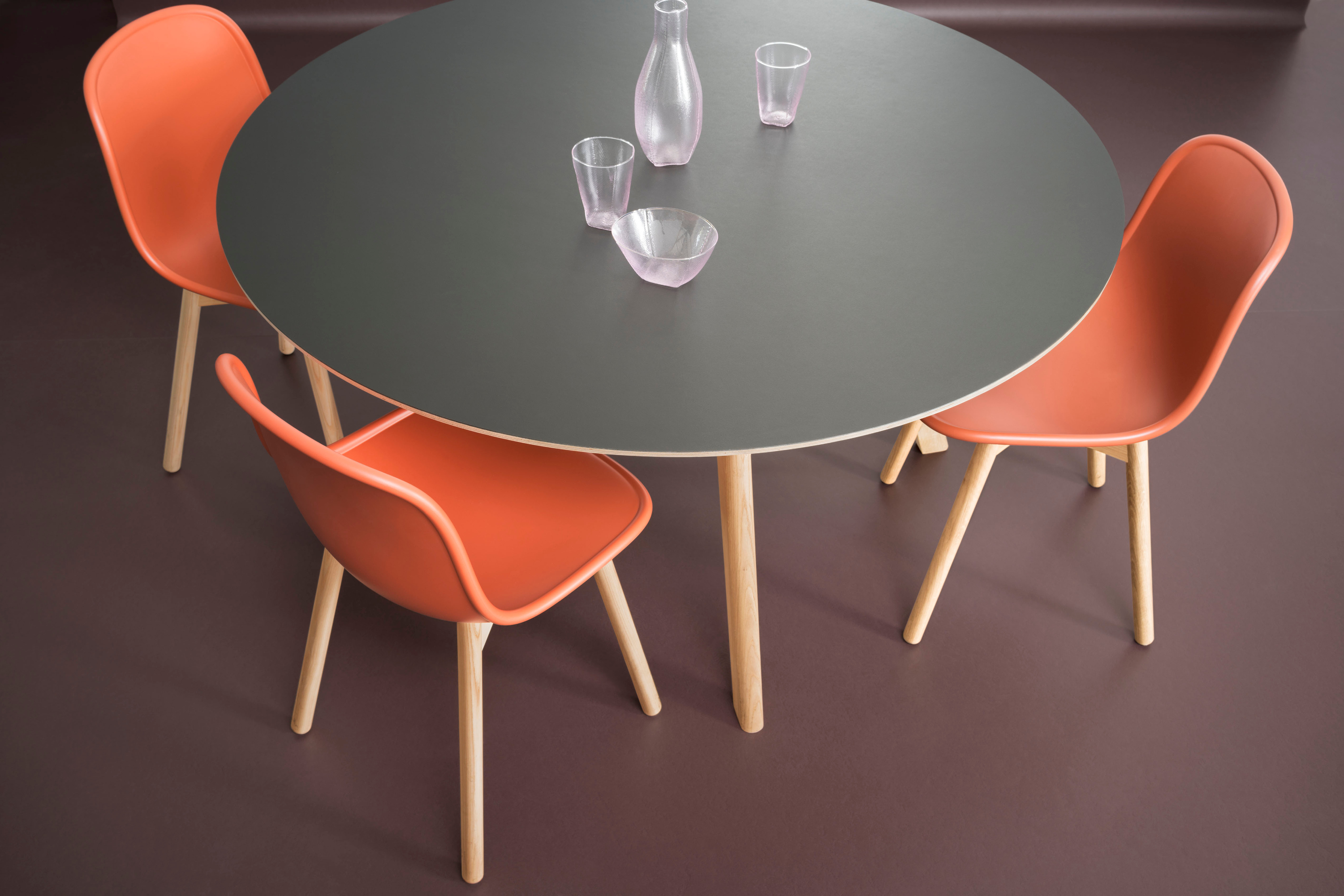 GULV PÅ BORDET: Akustikkgulv av vinyl eller linoleum kan brukes også på andre flater enn gulv for å dempe lyder. Det finnes også spesiell møbellinoleum som demper lyder. Foto: Forbo Flooring