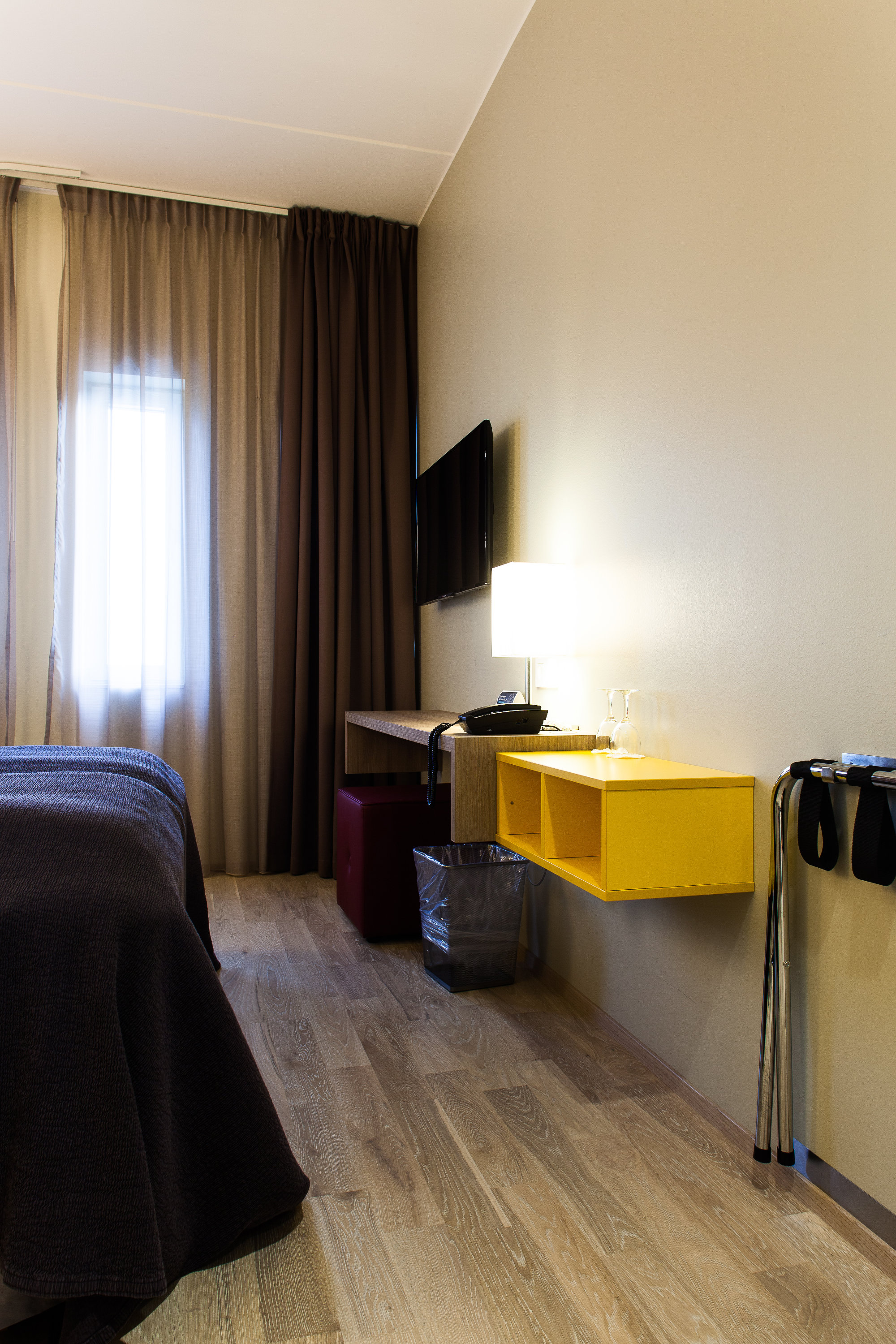 TRINNLYD: Tre- og laminatgulv montert flytende på et akustikkunderlag gir gode trinnlydsegenskaper, men den harde overflaten gir elendige trommelydegenskaper. Foto: Kristian Owren/ifi.no