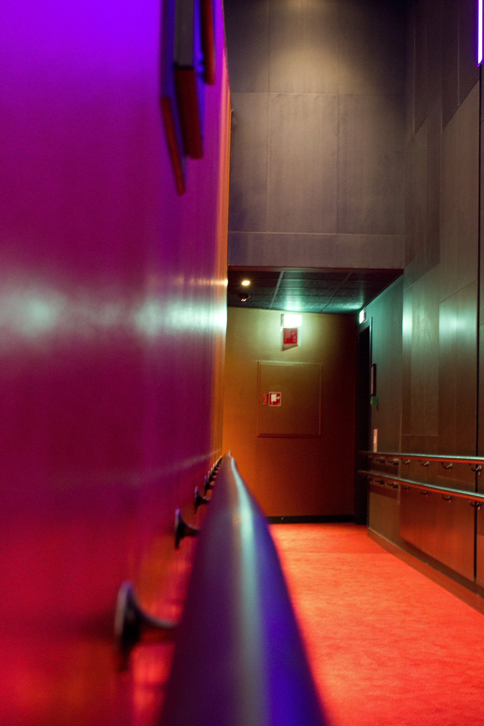 ETTERKLANGSTID: Lyder som lagets i rommet kan dempes ved valg av gulvbelegg med gode trommelydegenskaper kombinert med kort etterklangstid. Akustikkdempende plater kan med fordel brukes på veggene. Foto: Chera Westman/ifi.no