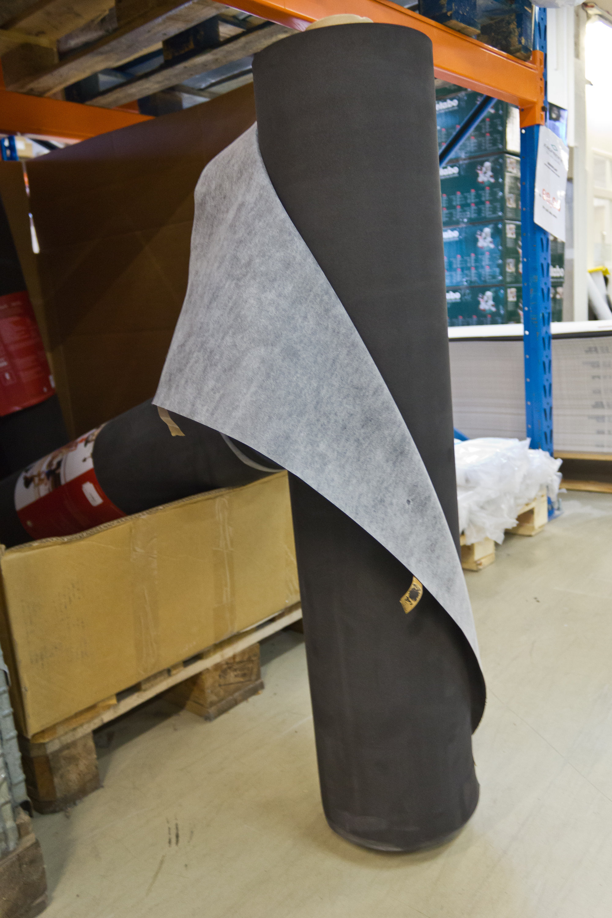 UNDERLAG: Brukt sammen med designgulv og klikk-LVT innebærer et akustikkunderlag av polyolefint materiale en trinnlydsdemping på 19 dB, til tross for at selve akustikkunderlaget ikke er tykkere enn 1,2 millimeter. Foto: Chera Westman/ifi.no