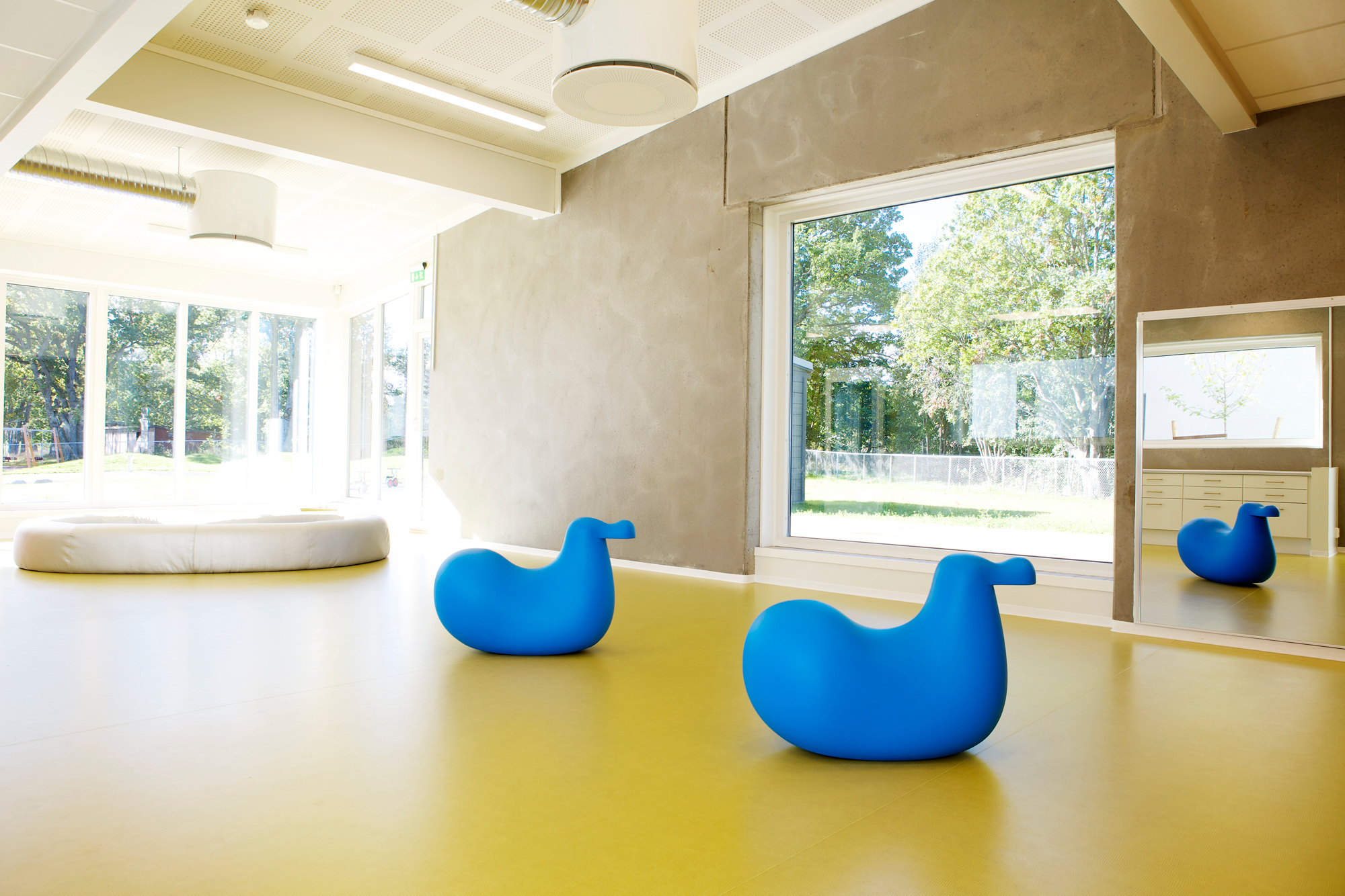 DEMPET: Belegg med akustisk bakside demper lyder nedover, og gir en god trinnlydsreduksjon. Jo tykkere skum- eller korkmentsjiktet er, dess bedre dempes trinnlydene. En myk overflate og skumbakside demper også trommelydene godt. Foto: Gerflor