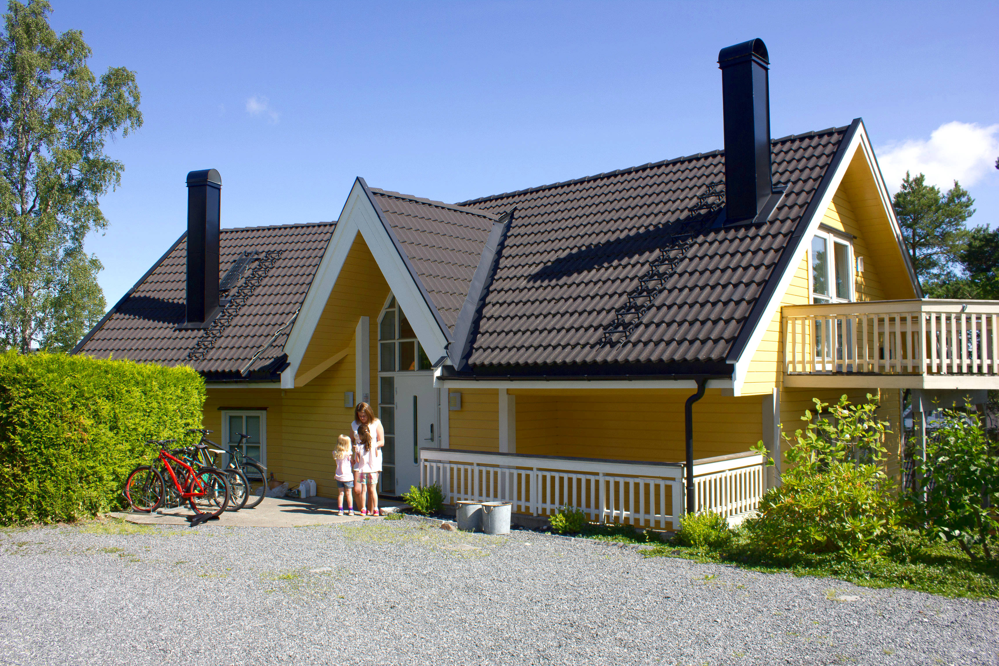 Nymalt hjemme hos Tale Henningsen. Den strågule fargen ga huset en tydeligere karakter og harmonerer godt med det sorte taket og eggehvite vinduer.