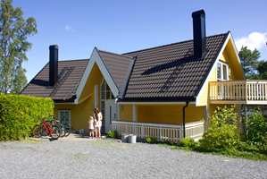 Nymalt hjemme hos Tale Henningsen. Den strågule fargen ga huset en tydeligere karakter og harmonerer godt med det sorte taket og eggehvite vinduer.