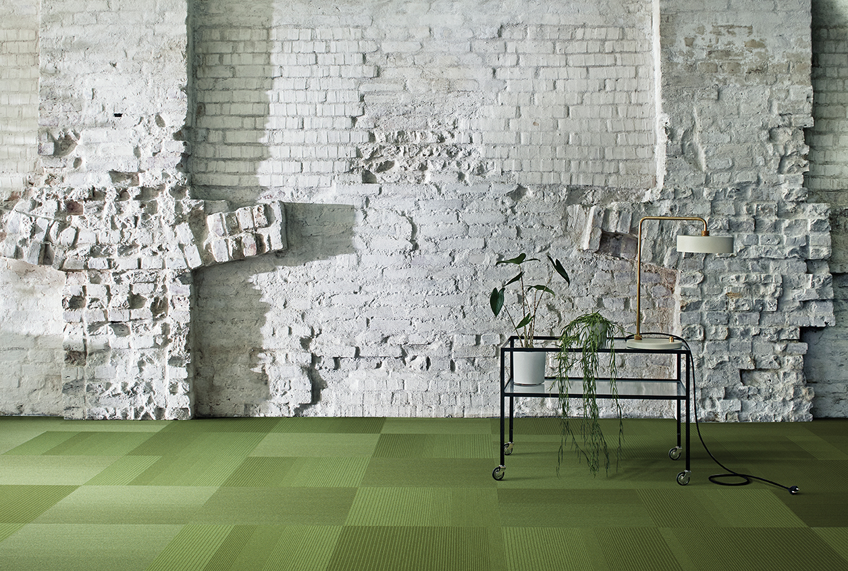 GRØNN GLEDE: «Straightforward» er en teppeflis i mikrotuft. Her vist i fargen «Aspargus». – Denne flisen har den høyeste slitestyrken, sier Laila Berg Nygaard. 