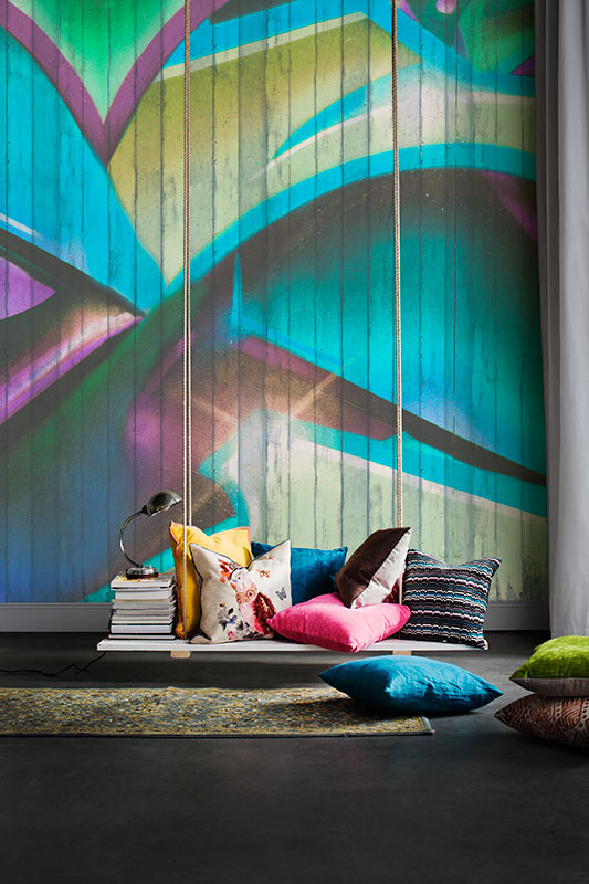 Graffiti kan uttrykkes på mange forskjellige overflater. Slitte gamle treplanker er her brukt som lerret skaper en spennende effekt. Kolleksjonen inneholder mange gatekunstmotiver. (Foto: Borge)