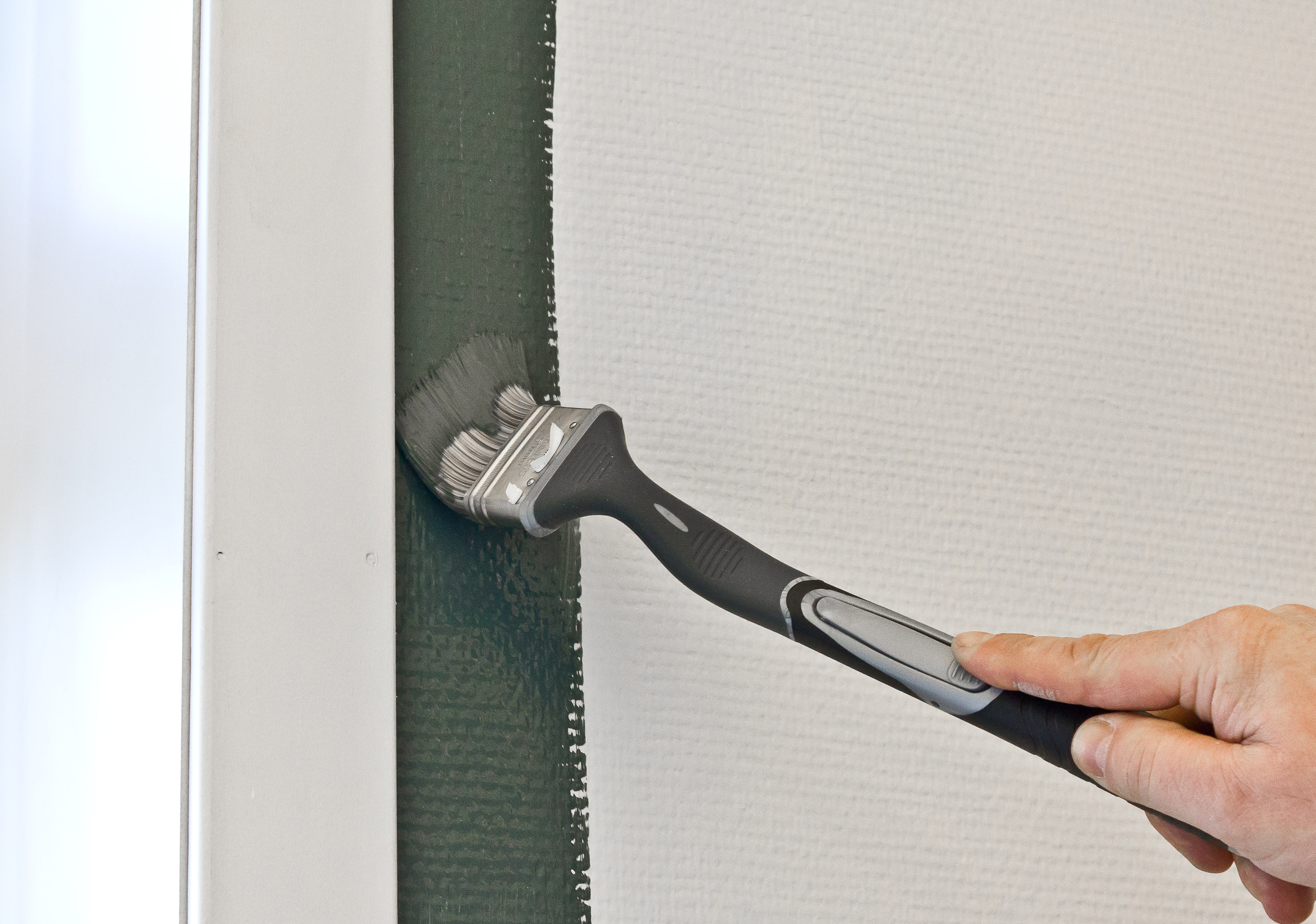 Med langt skaft og en ergonomisk knekk er langpenselen praktisk å ha.