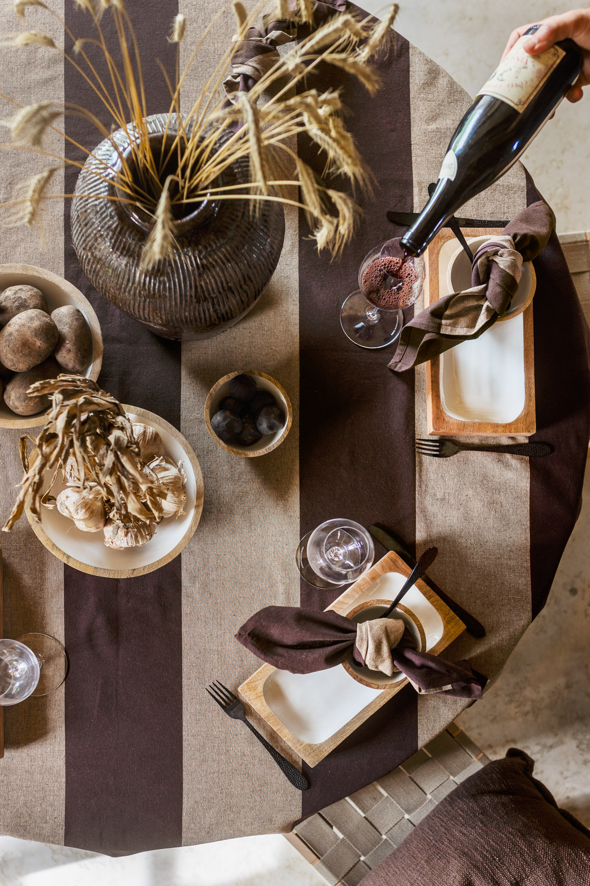 dekket bord sett ovenfra, med brunstripete duk