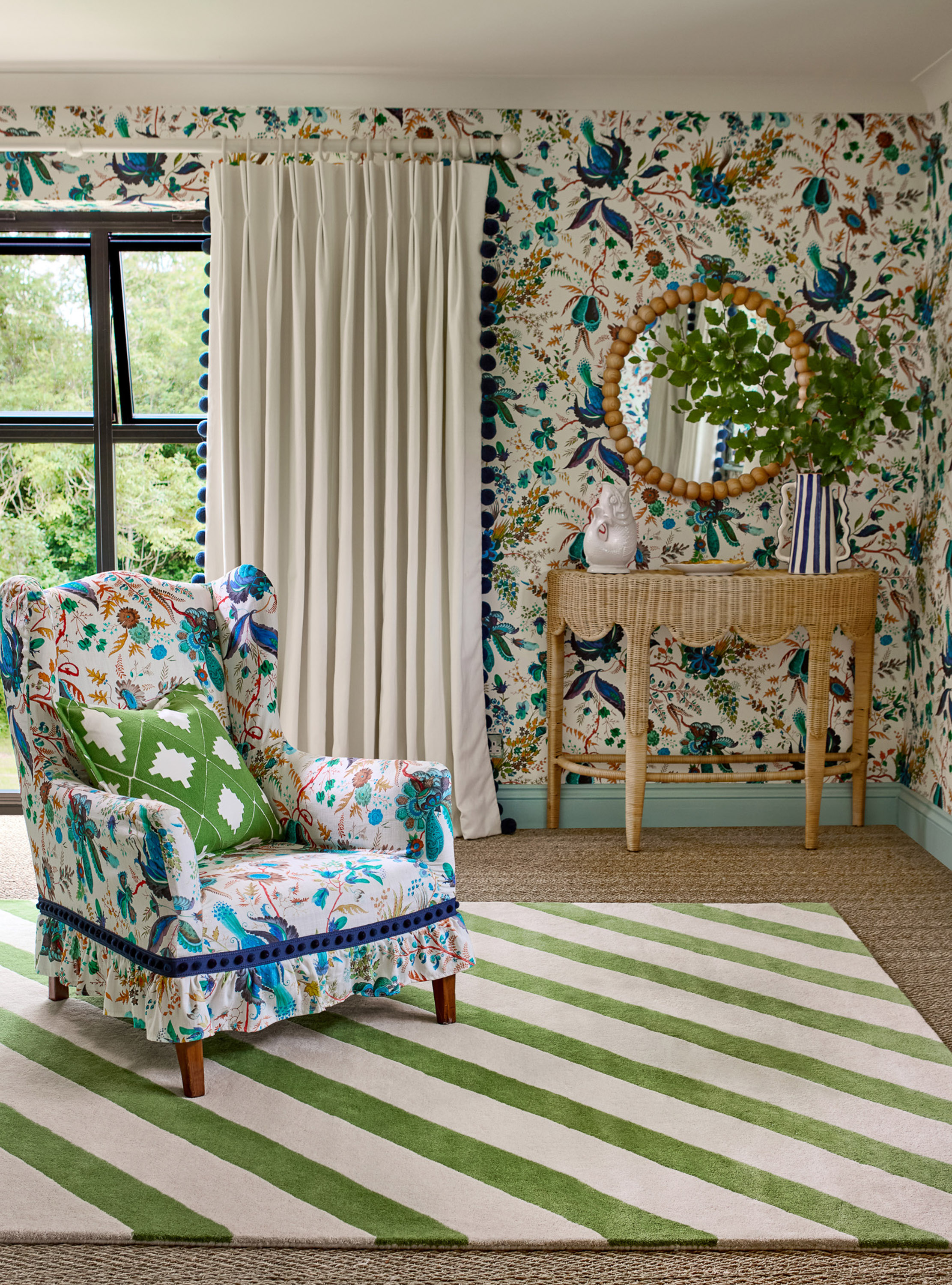 rom med stripete teppe i grønt og hvitt 